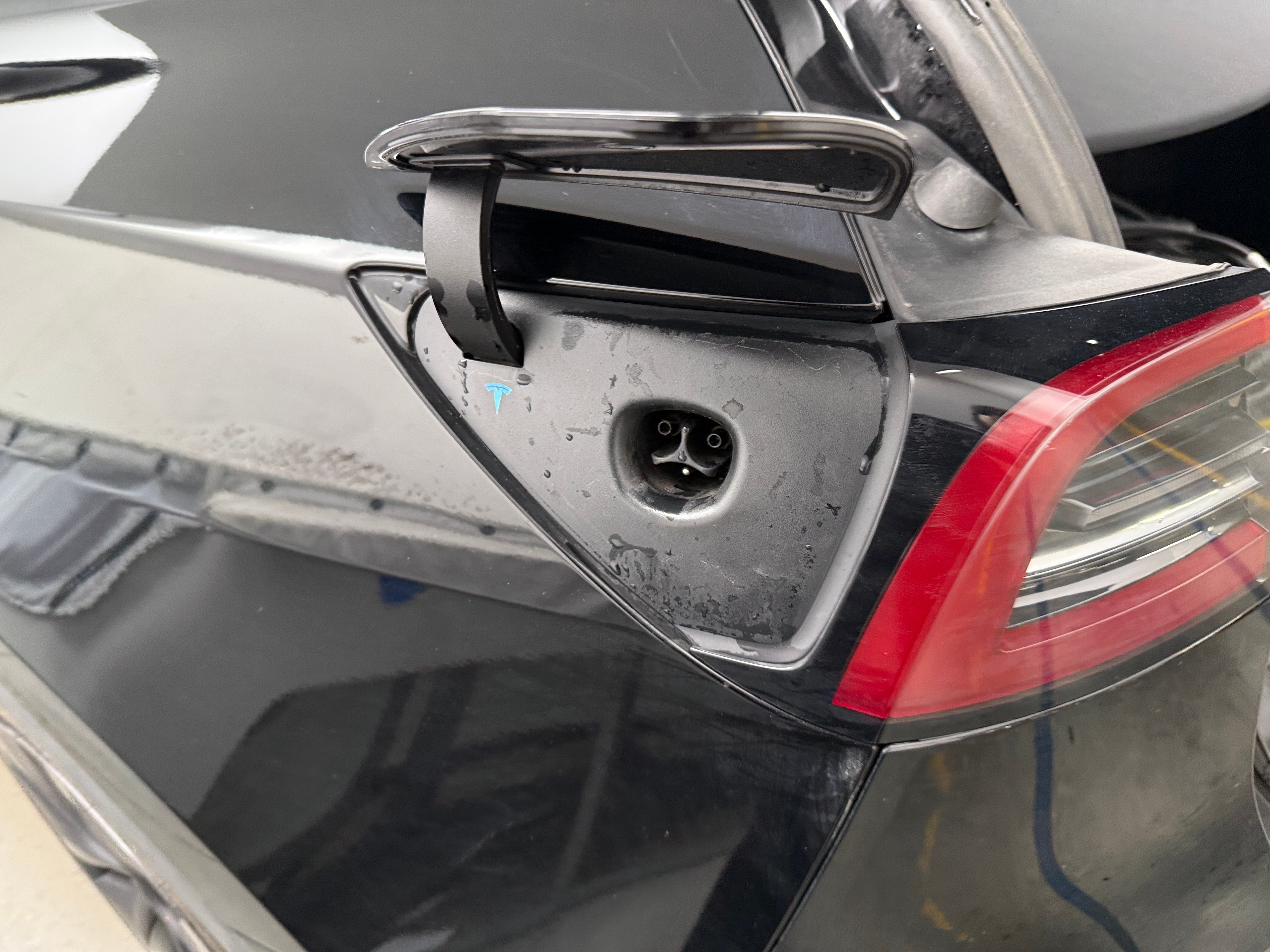 Used 2025 Tesla Model Y Long Range with VIN 7SAYGDEE2SF297323 for sale in Oak Creek, WI