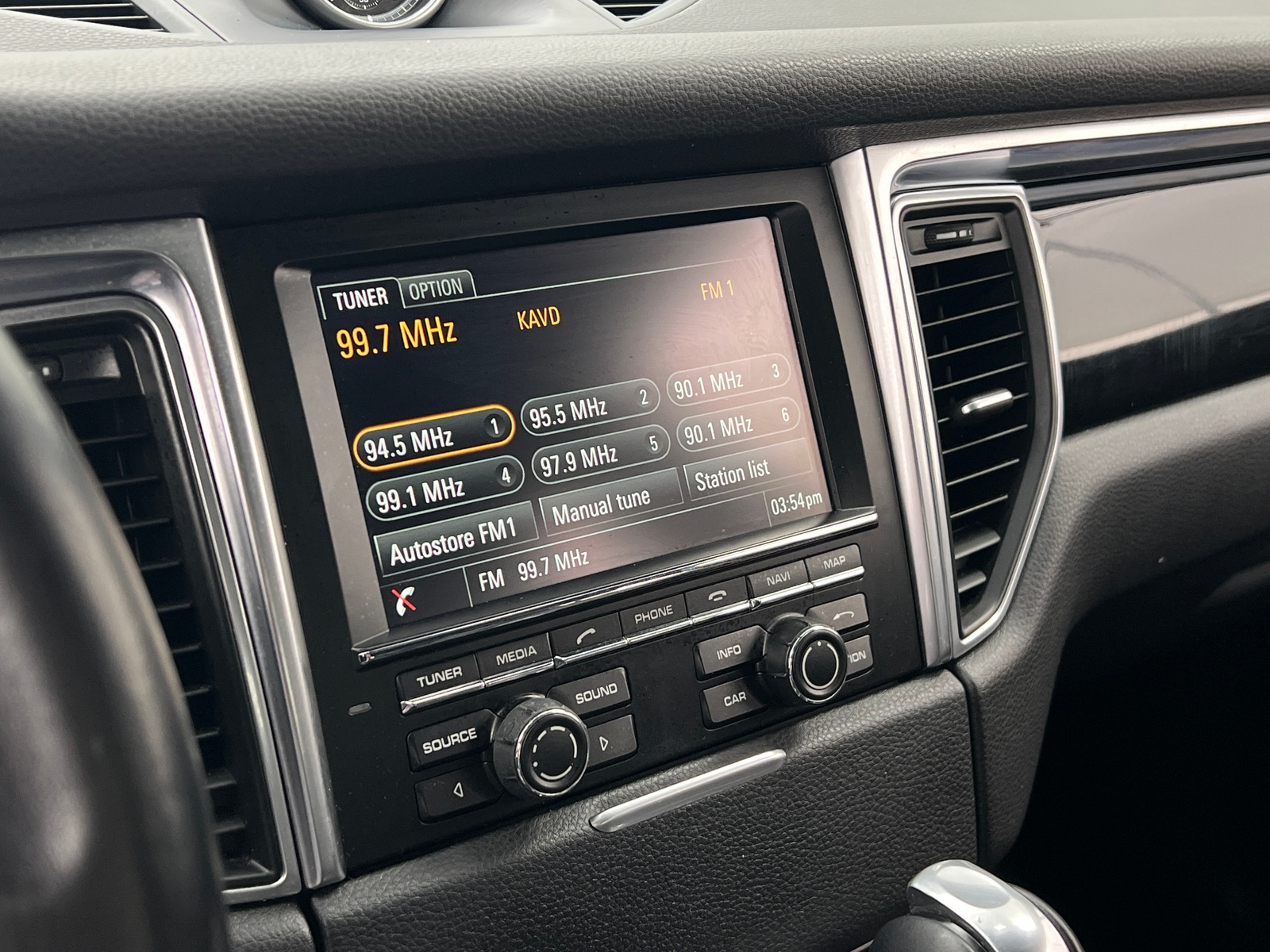 Thumbnail: 2016 Porsche Macan - 3