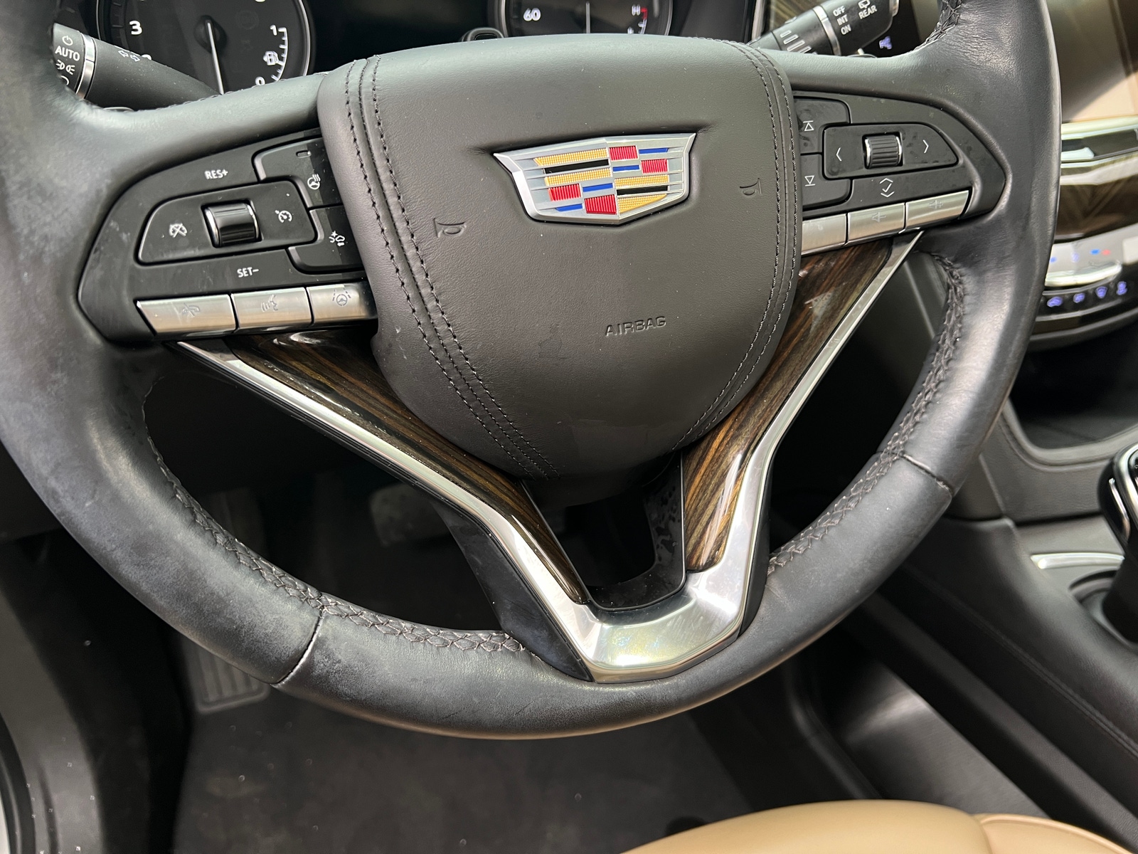 Thumbnail: 2022 Cadillac XT6 - 4