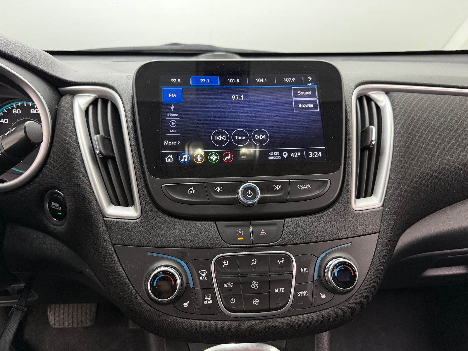 Thumbnail: 2022 Chevrolet Malibu - 4