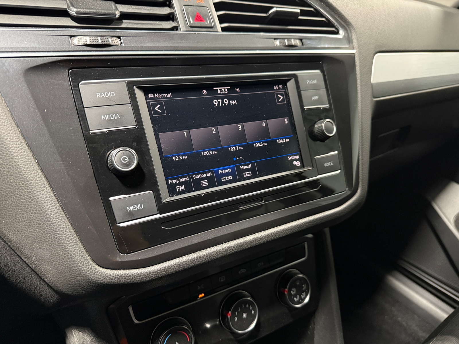 Thumbnail: 2020 Volkswagen Tiguan - 4