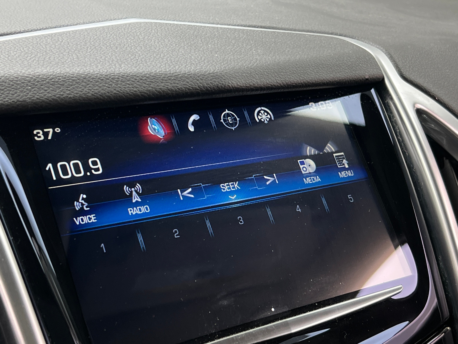 Thumbnail: 2015 Cadillac SRX - 3