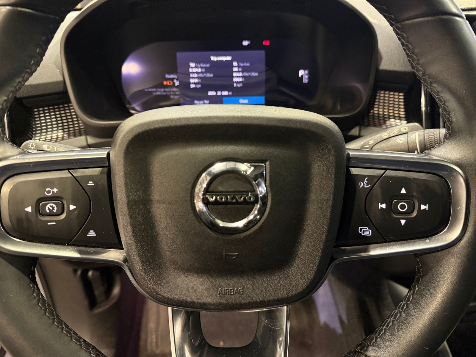 Thumbnail: 2022 Volvo XC40 - 4