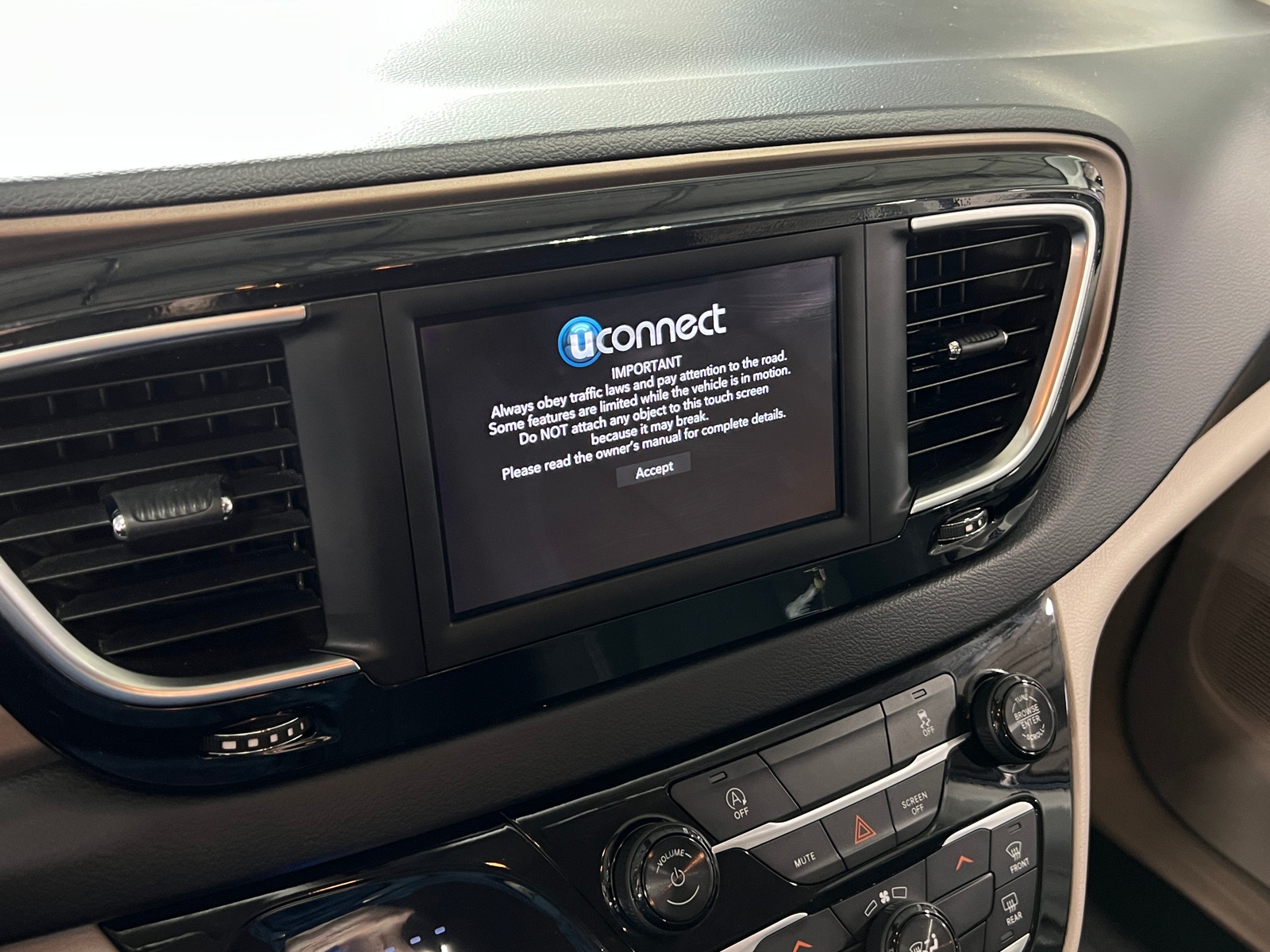 Thumbnail: 2020 Chrysler Voyager - 4