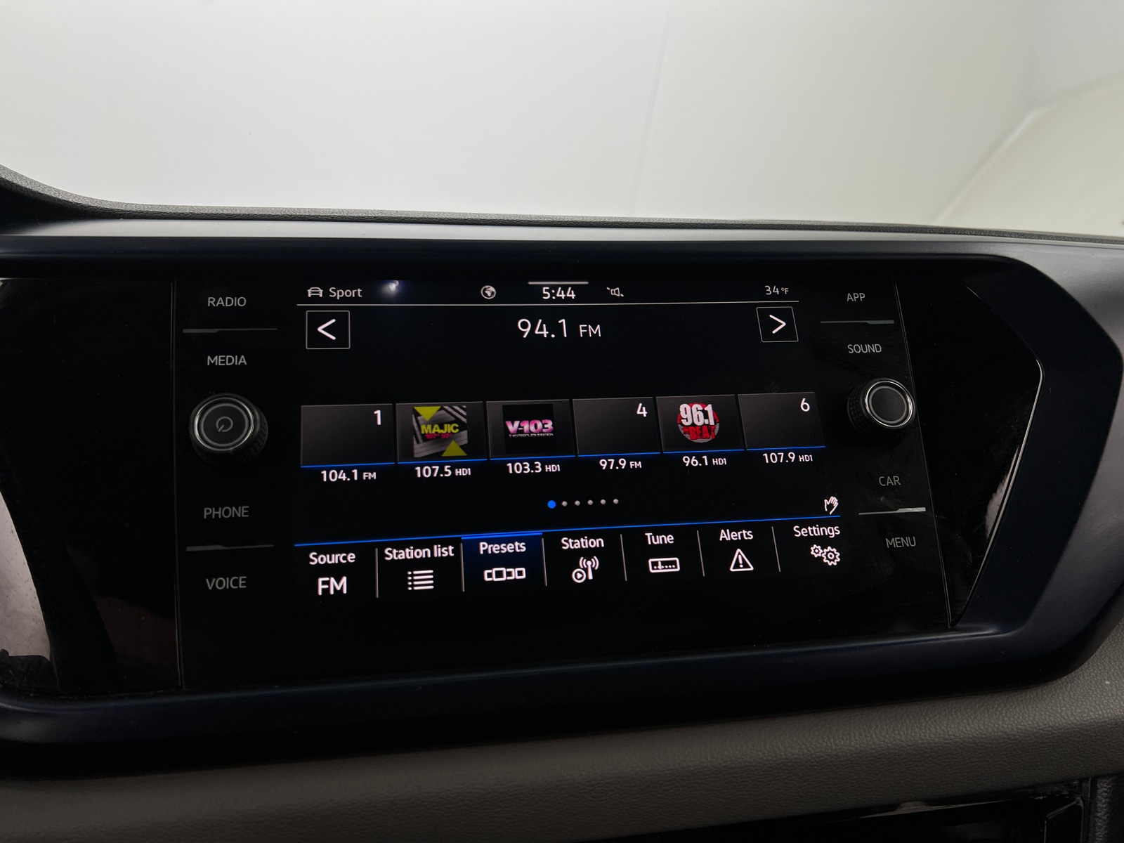 Thumbnail: 2022 Volkswagen Taos - 3