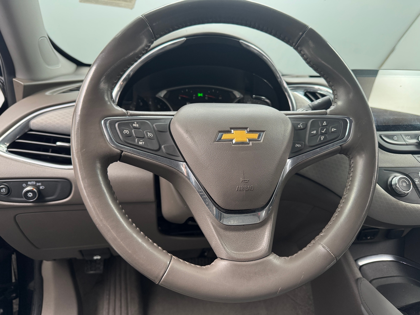 Thumbnail: 2018 Chevrolet Malibu - 5