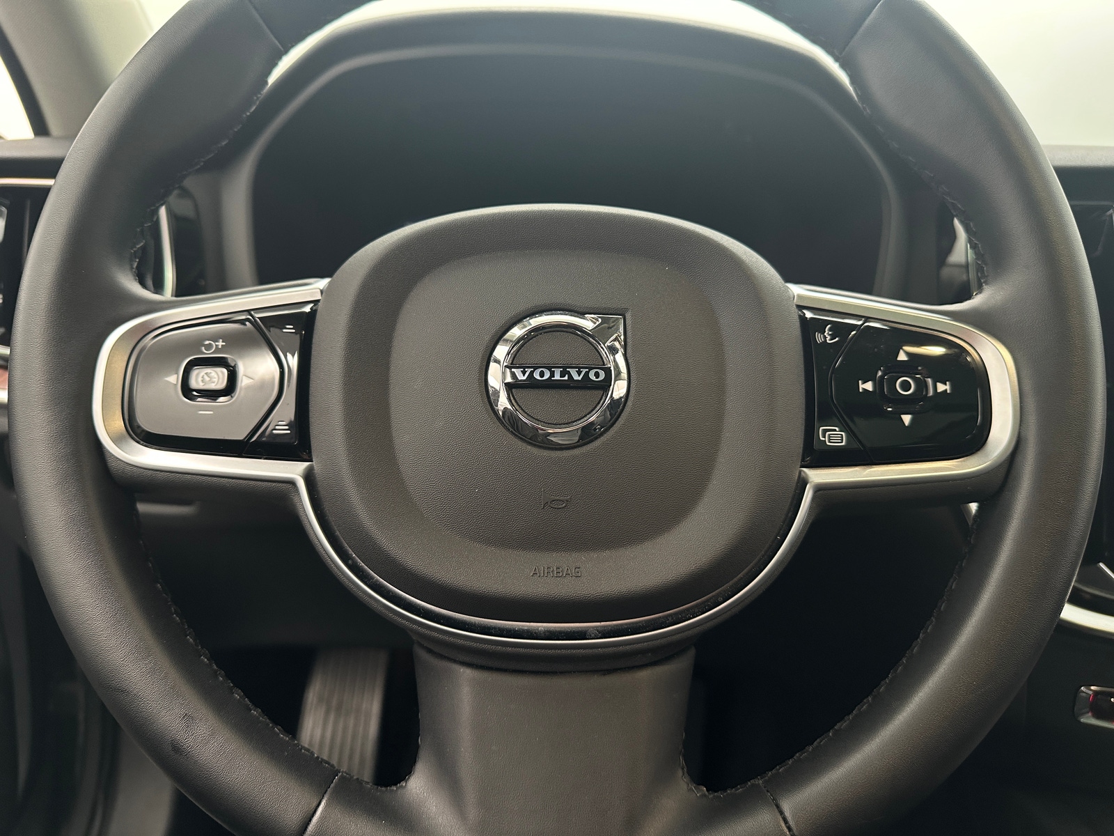 Thumbnail: 2025 Volvo V60 - 4