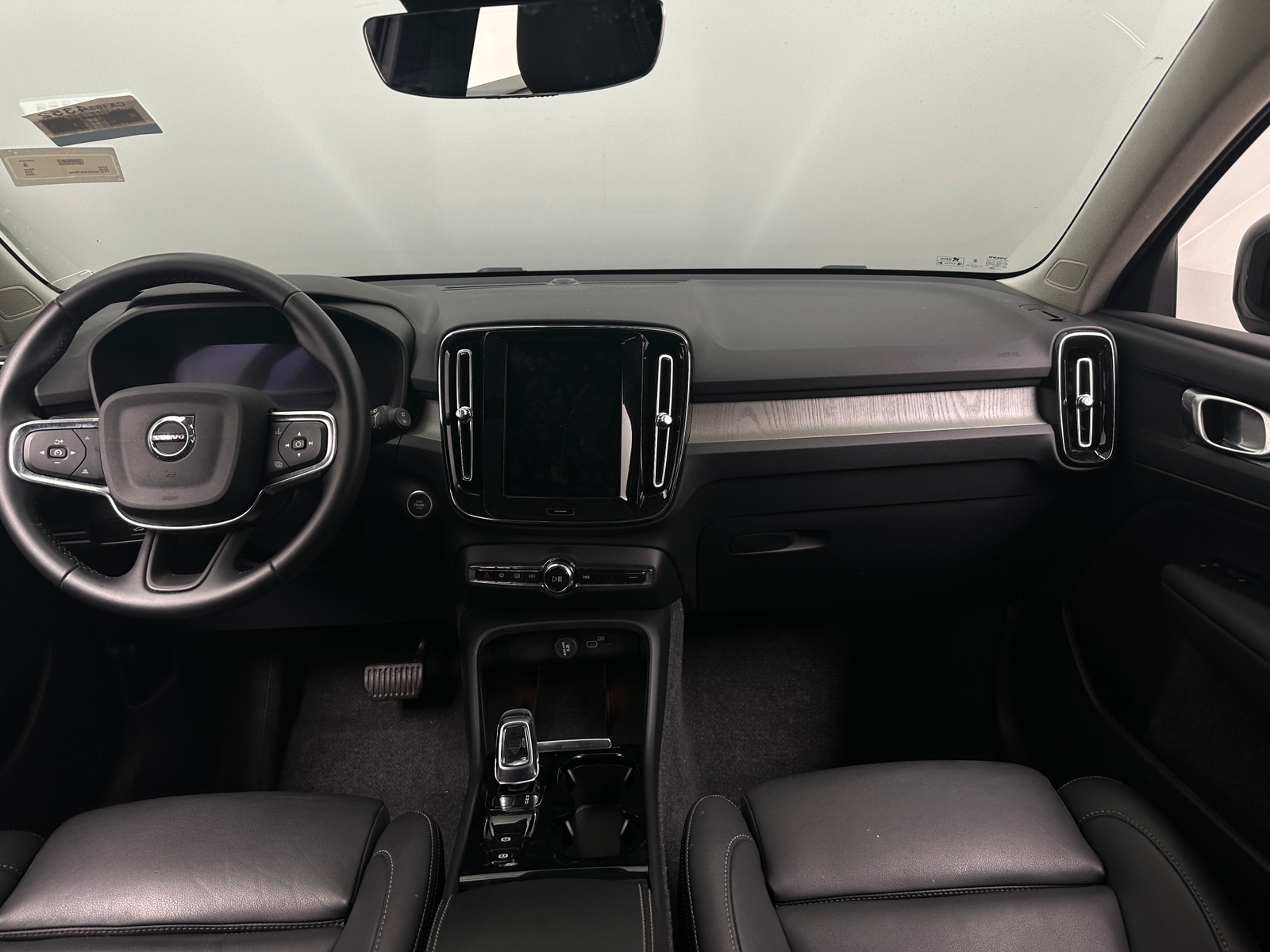 Thumbnail: 2025 Volvo XC40 - 3