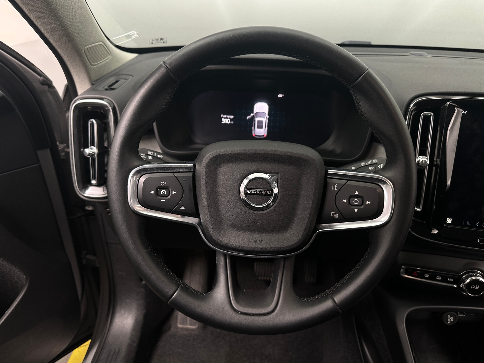 Thumbnail: 2025 Volvo XC40 - 5