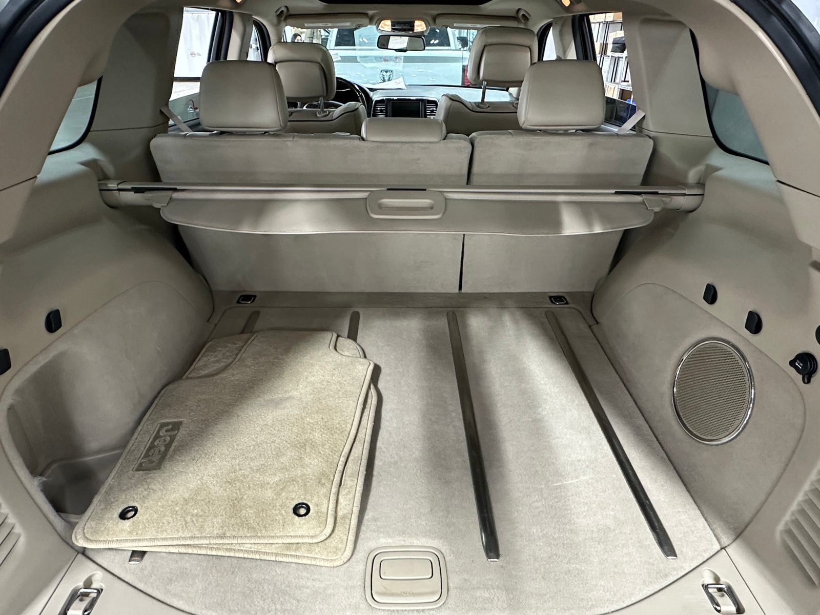 Thumbnail: 2015 Jeep Grand Cherokee - 7