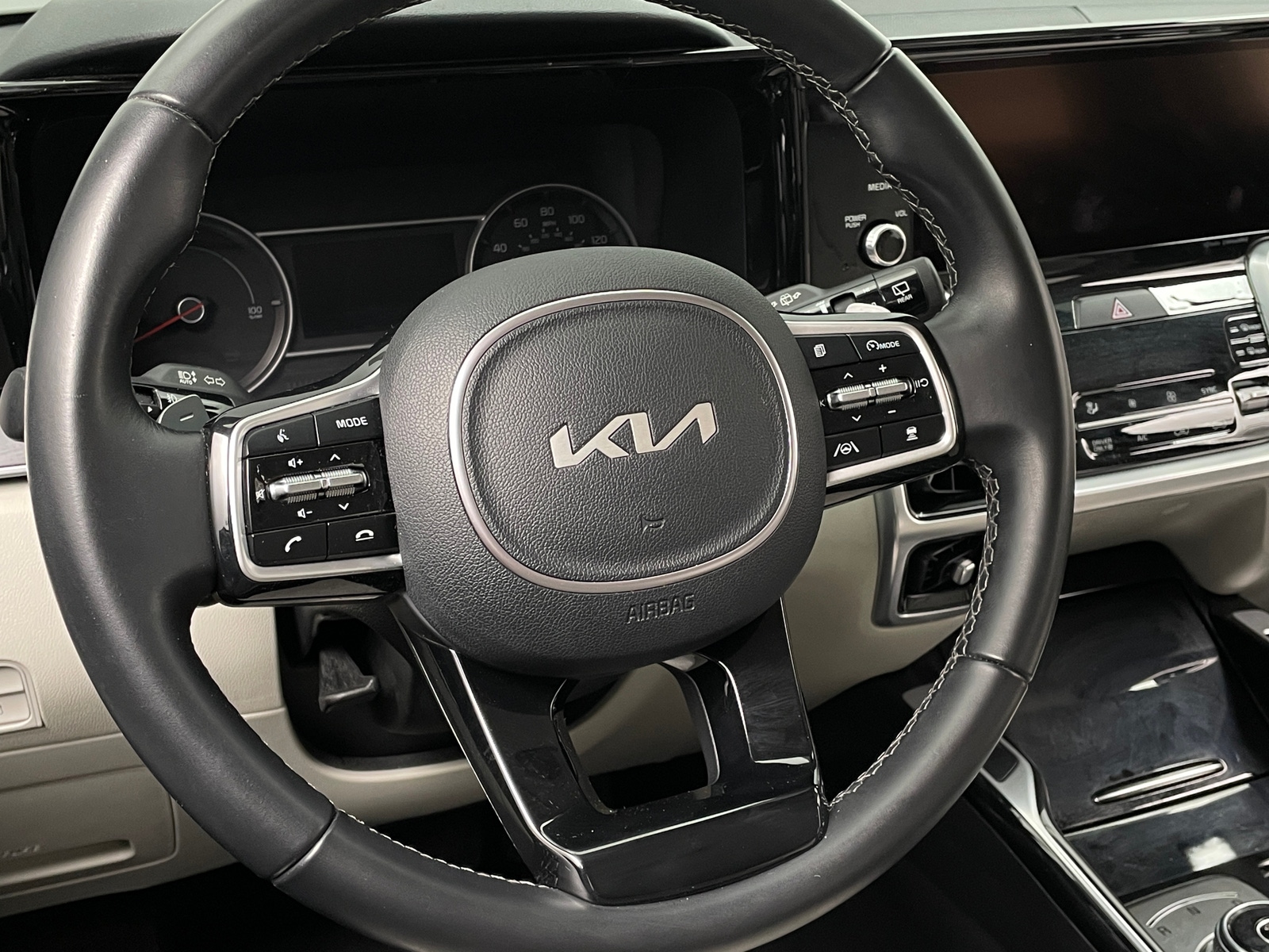 Thumbnail: 2022 Kia Sorento - 4