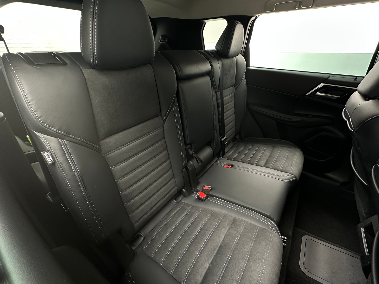 Thumbnail: 2023 Mitsubishi Outlander - 5