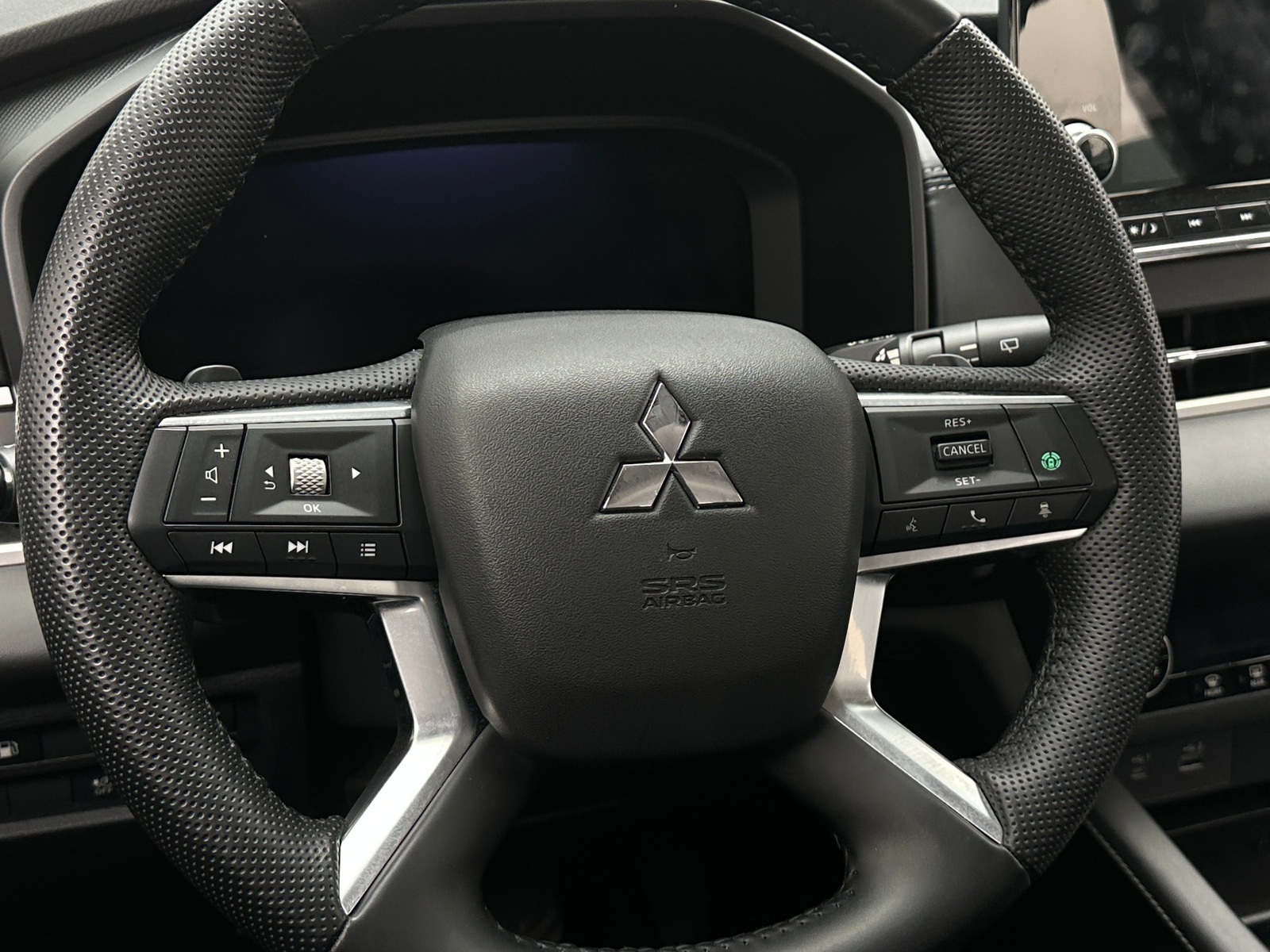 Thumbnail: 2023 Mitsubishi Outlander - 4