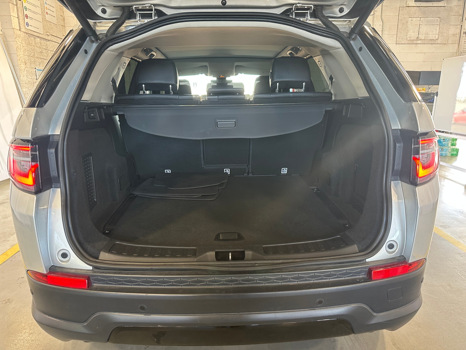 Thumbnail: 2020 Land Rover Discovery Sport - 6