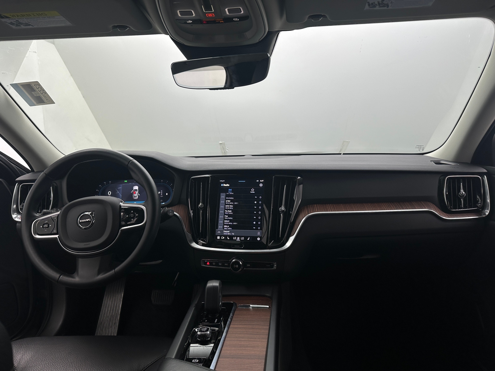 Thumbnail: 2025 Volvo V60 - 2