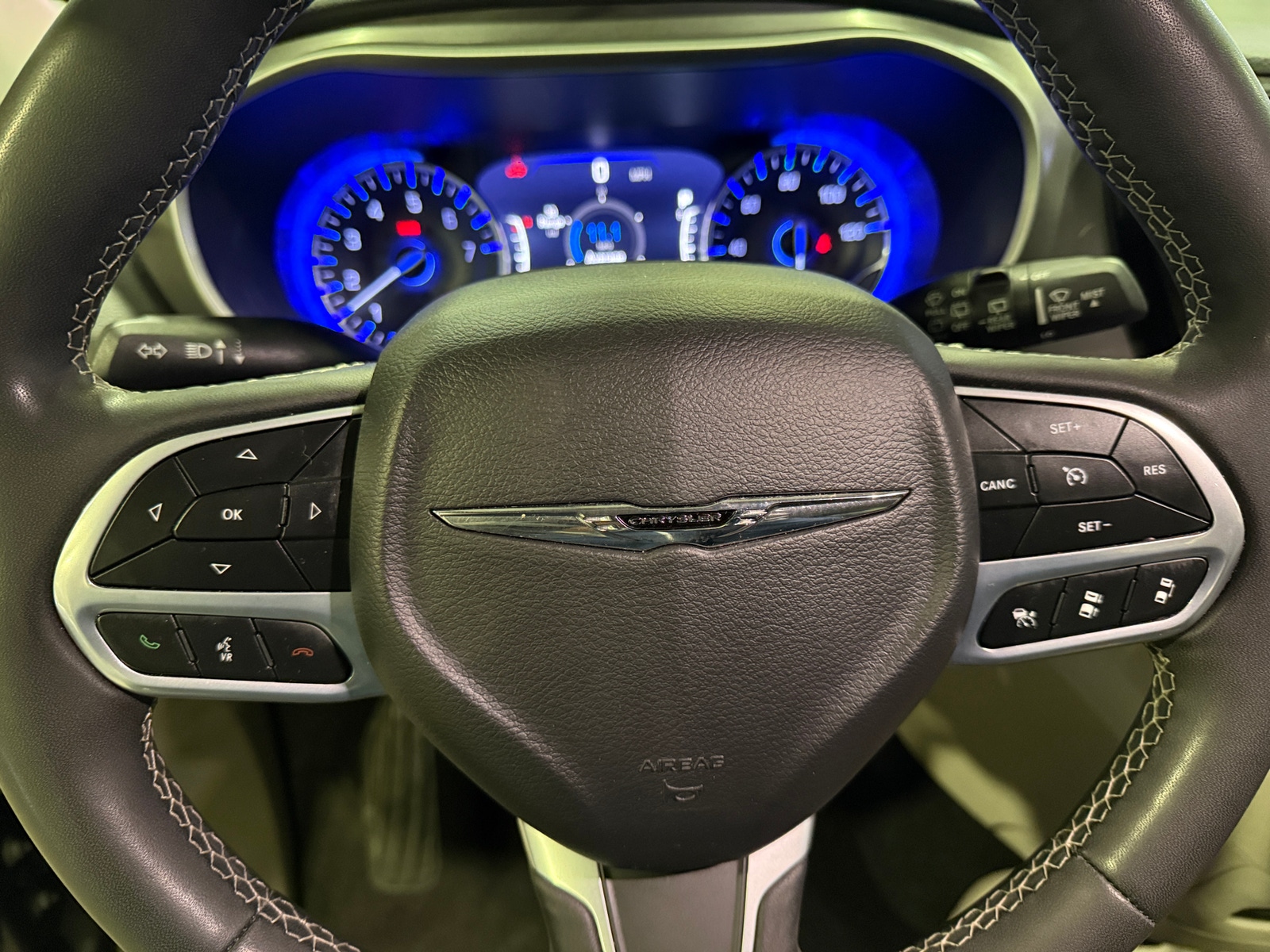 Thumbnail: 2023 Chrysler Pacifica - 4