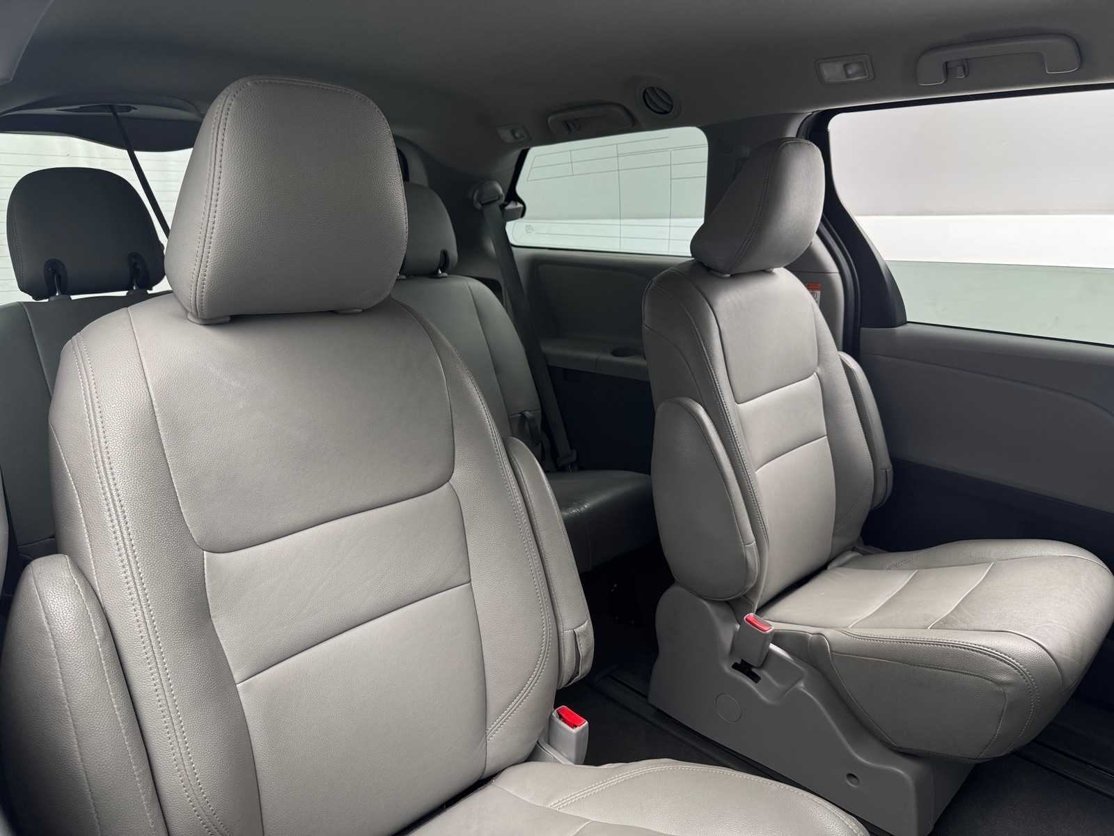 Thumbnail: 2020 Toyota Sienna - 6