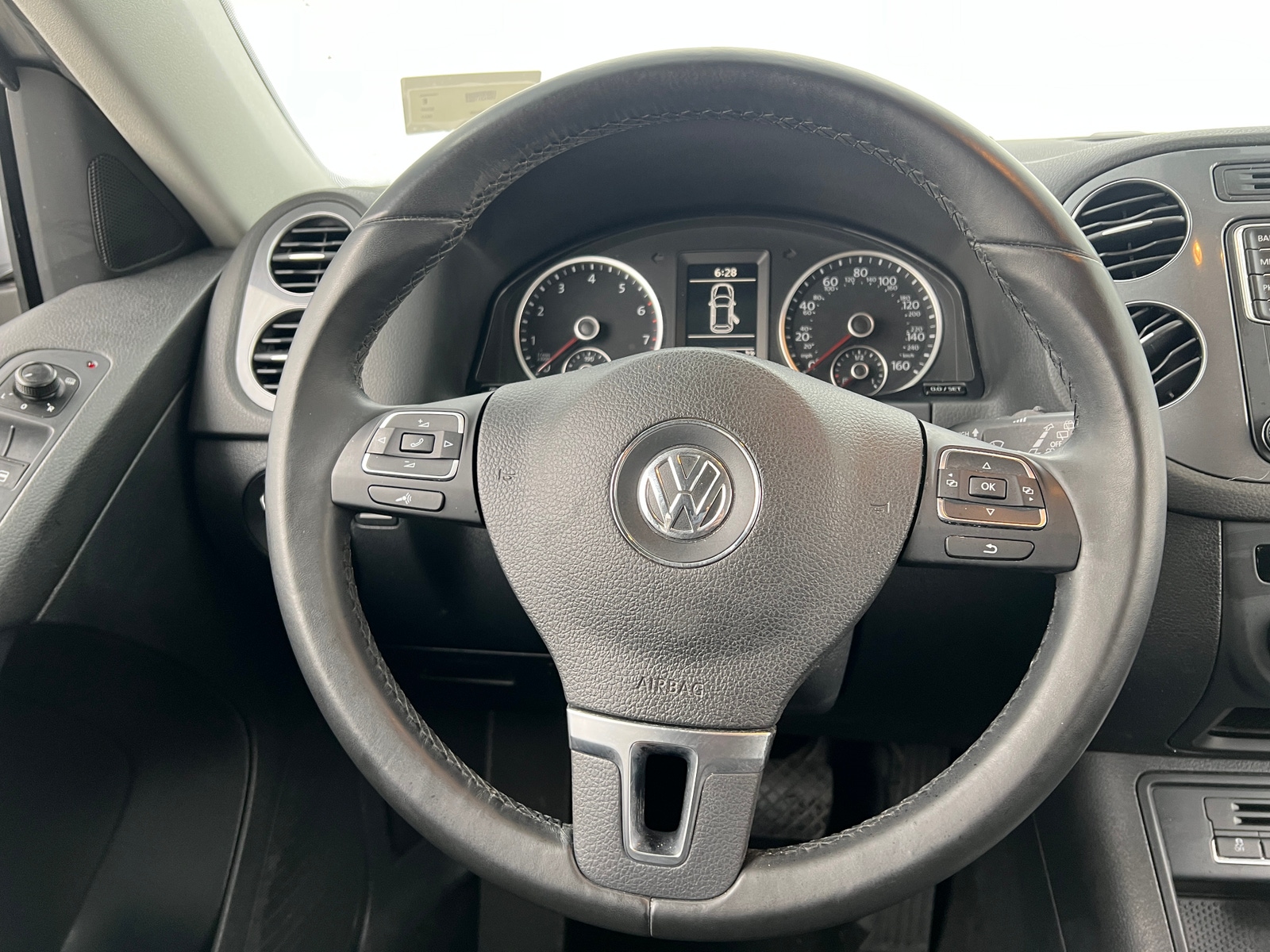 Thumbnail: 2017 Volkswagen Tiguan - 4