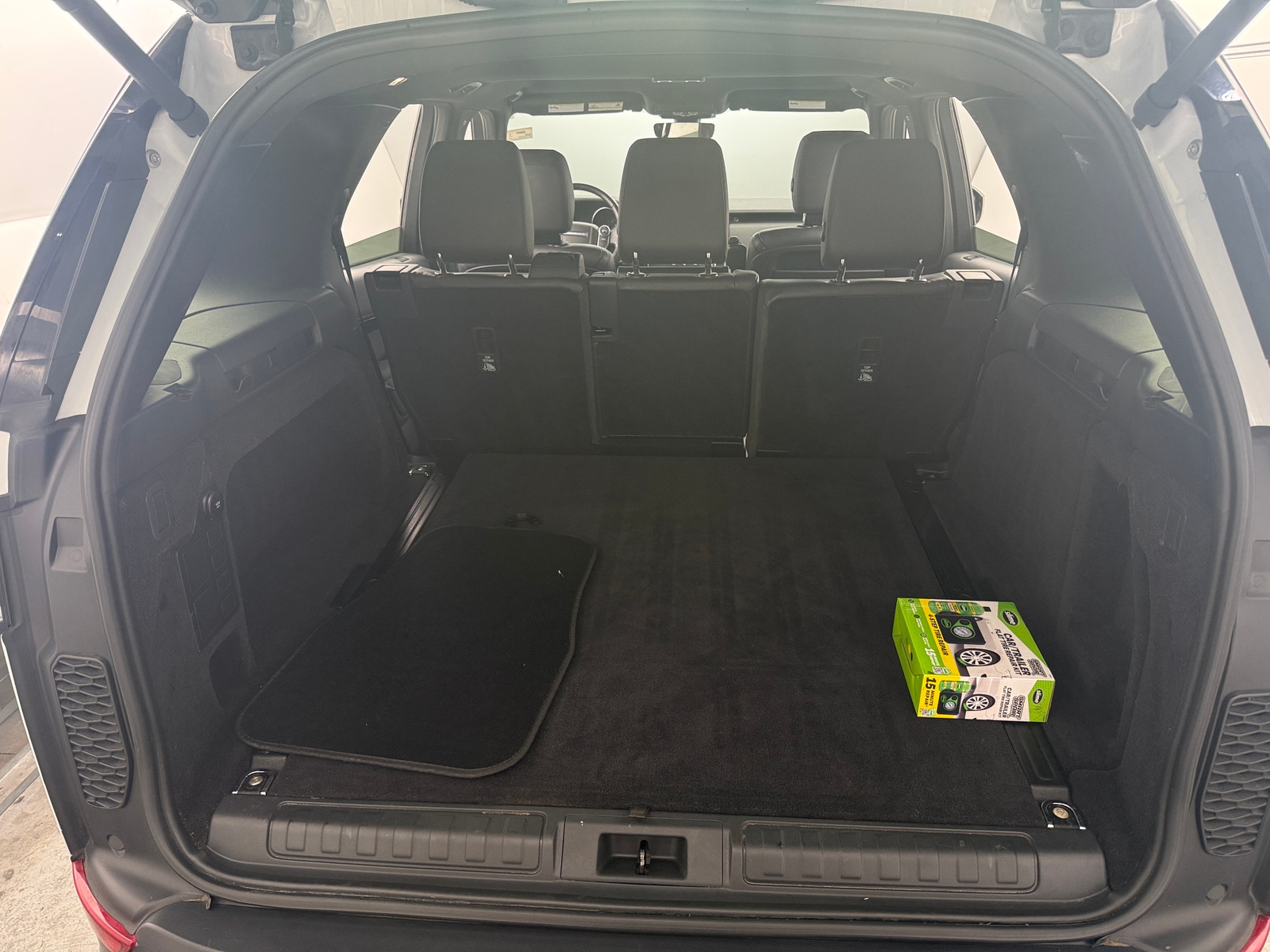 Thumbnail: 2018 Land Rover Discovery - 7