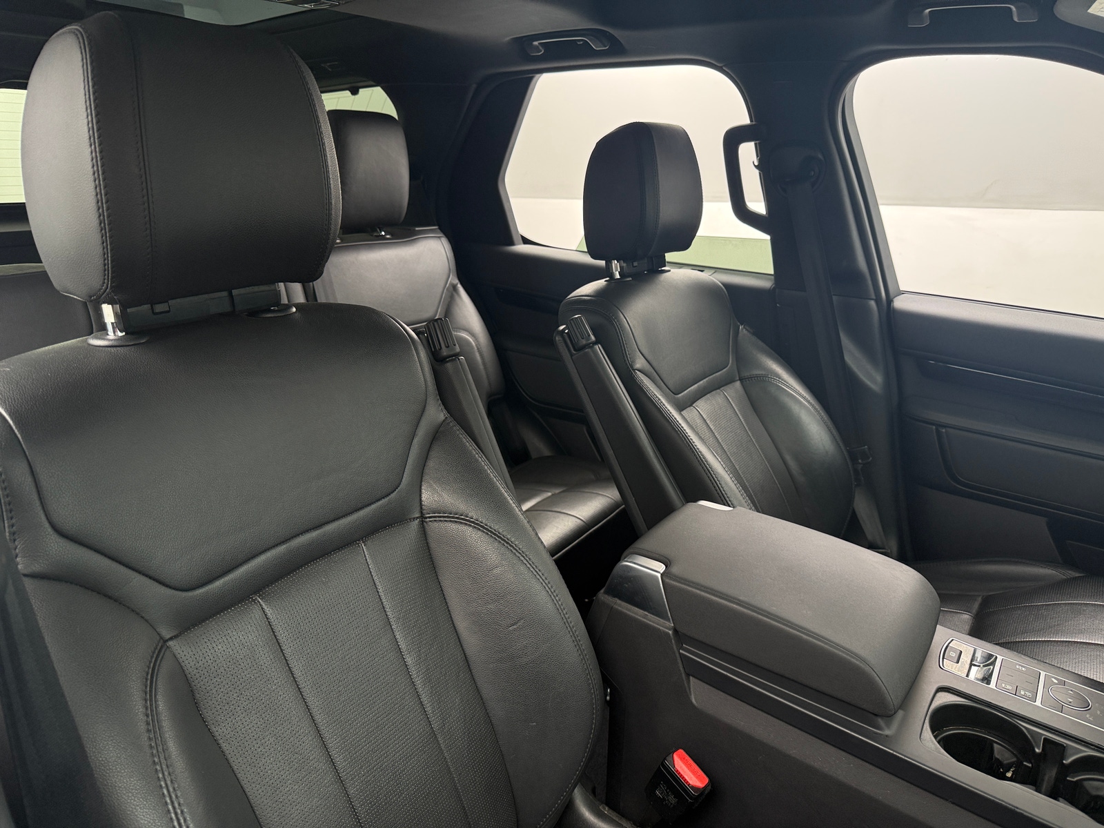 Thumbnail: 2018 Land Rover Discovery - 2