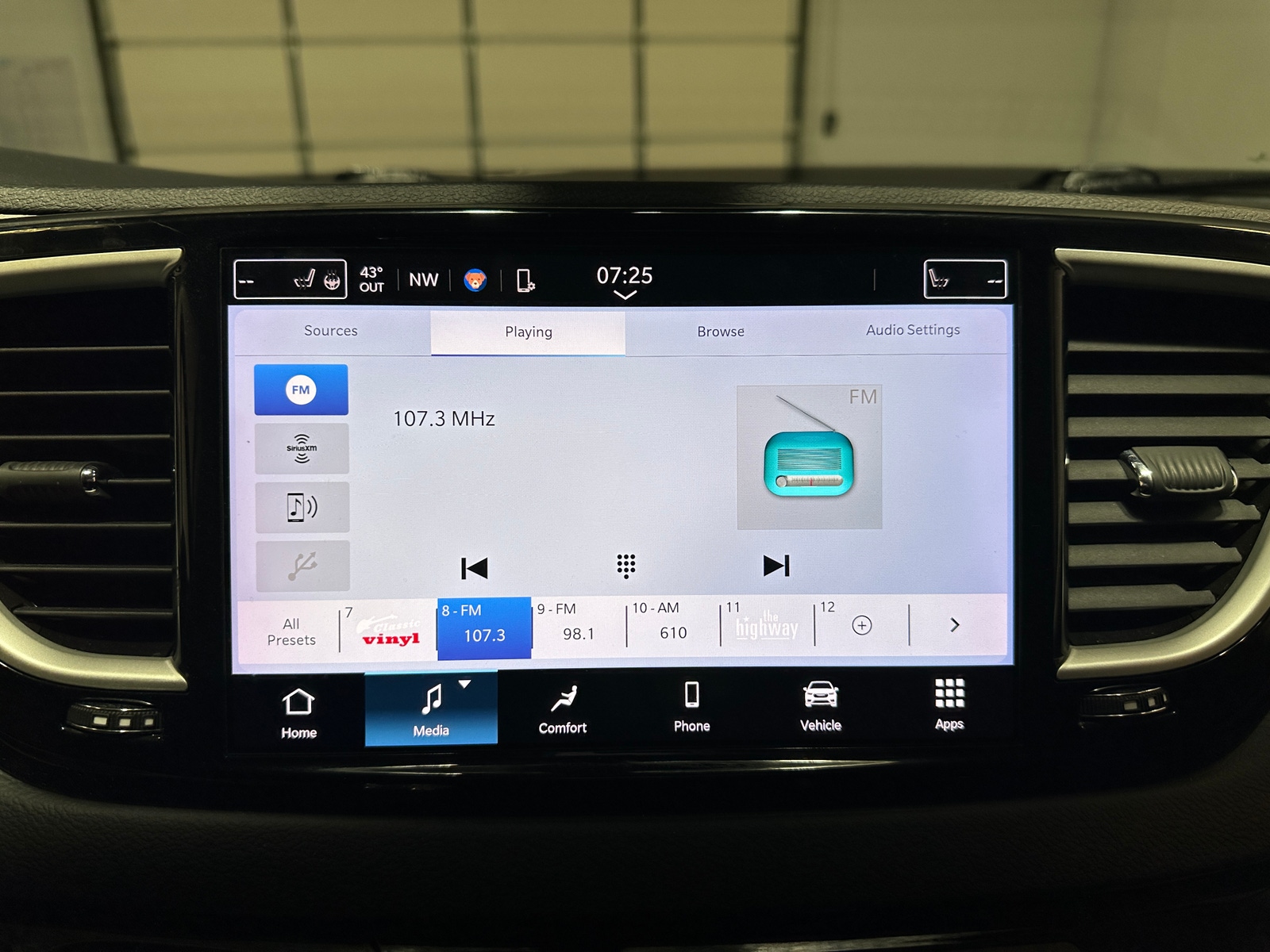 Thumbnail: 2022 Chrysler Pacifica - 3