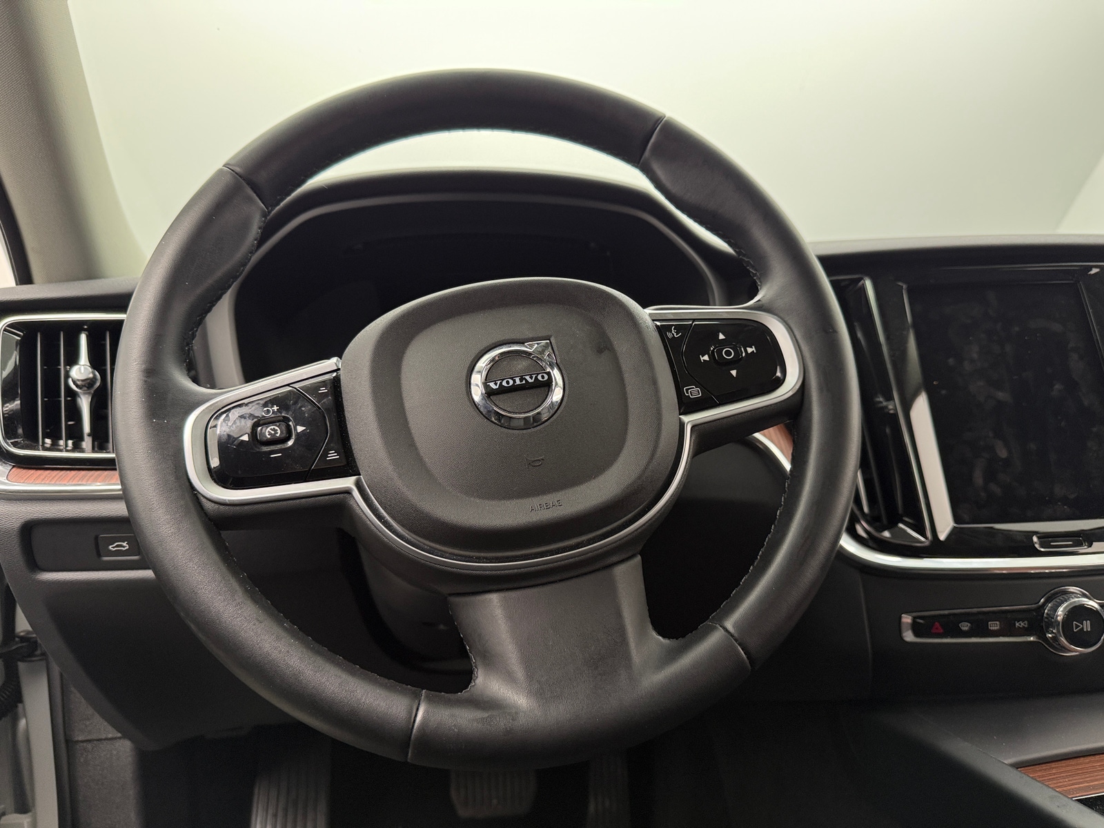 Thumbnail: 2025 Volvo V60 - 4