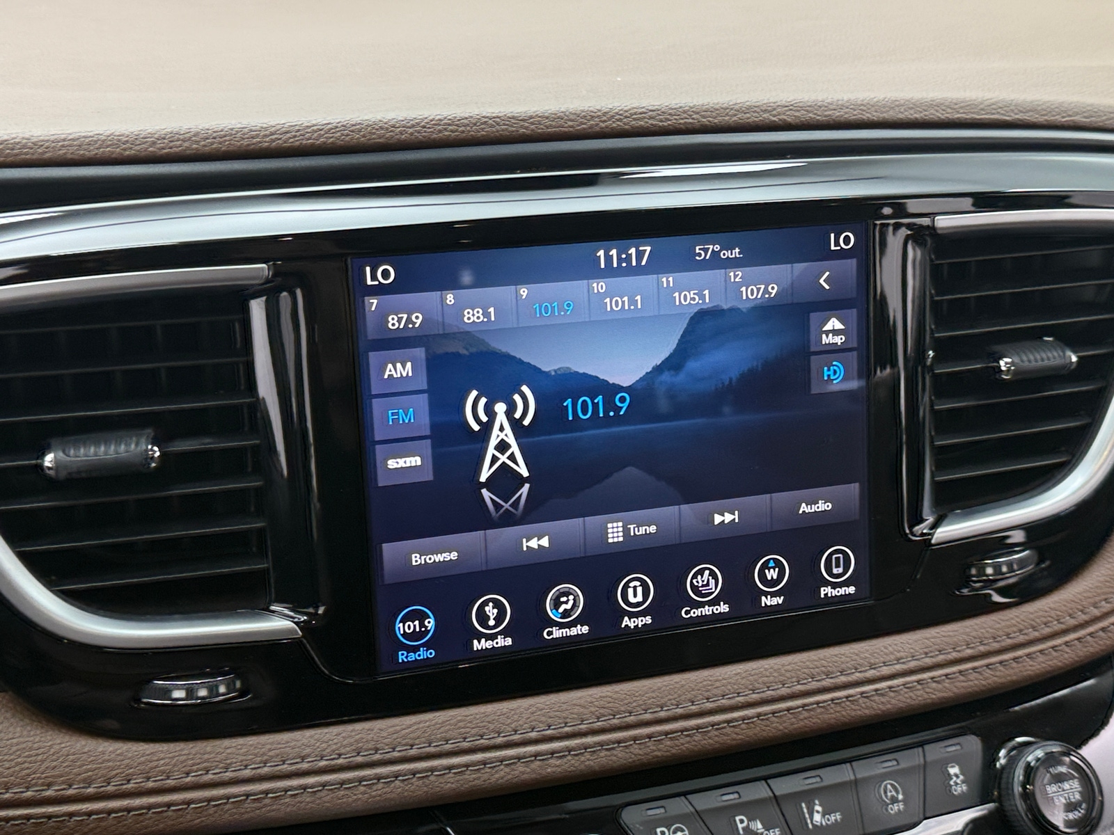 Thumbnail: 2018 Chrysler Pacifica - 3