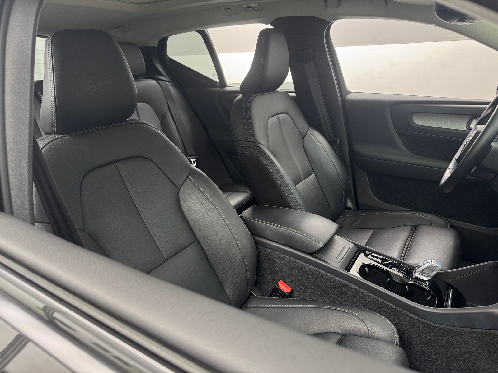 Thumbnail: 2025 Volvo XC40 - 2