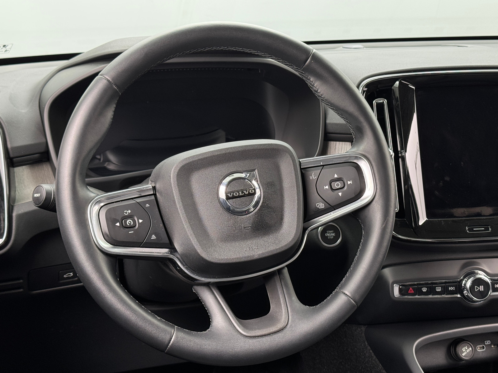 Thumbnail: 2025 Volvo XC40 - 5