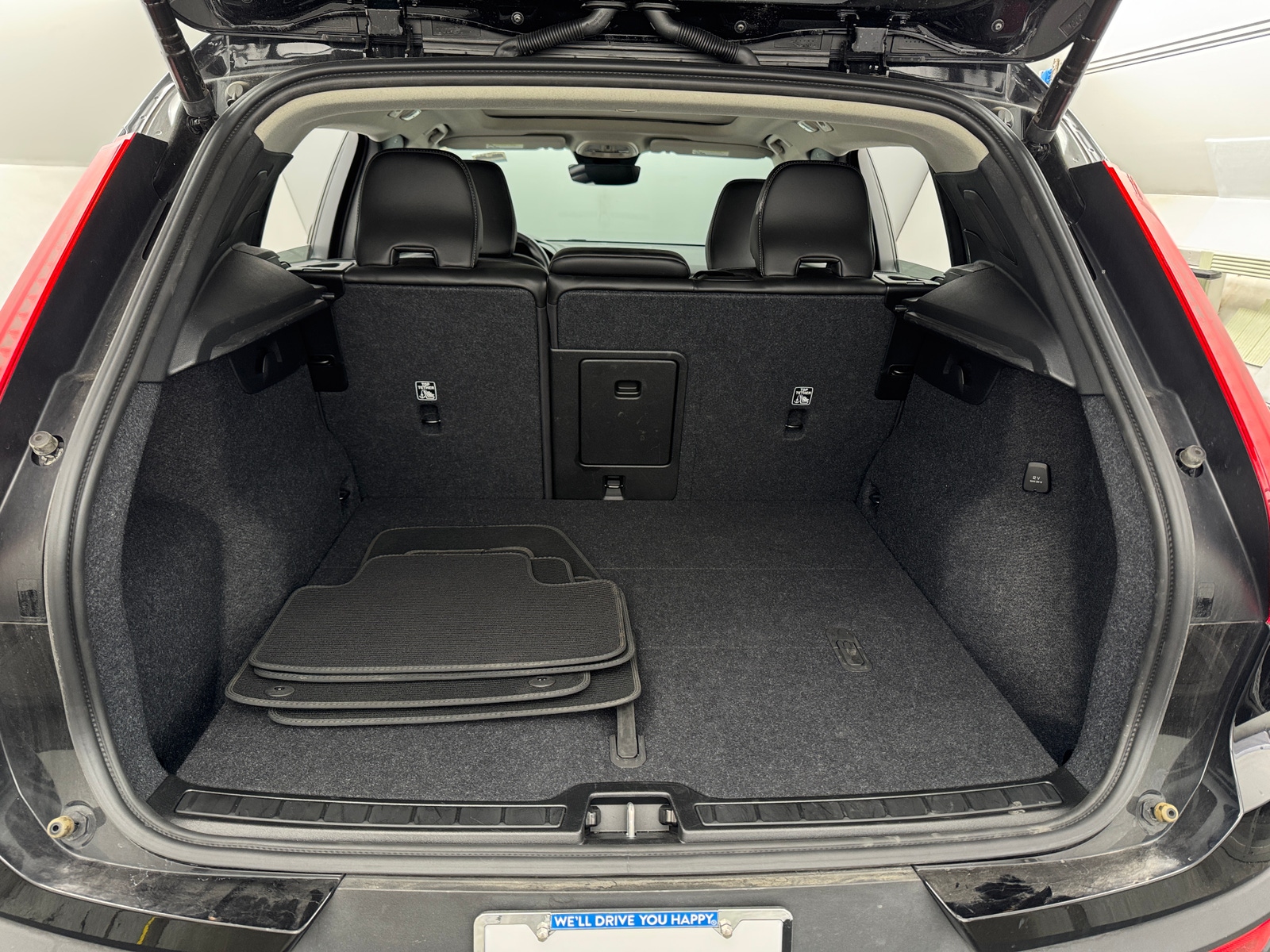 Thumbnail: 2025 Volvo XC40 - 7