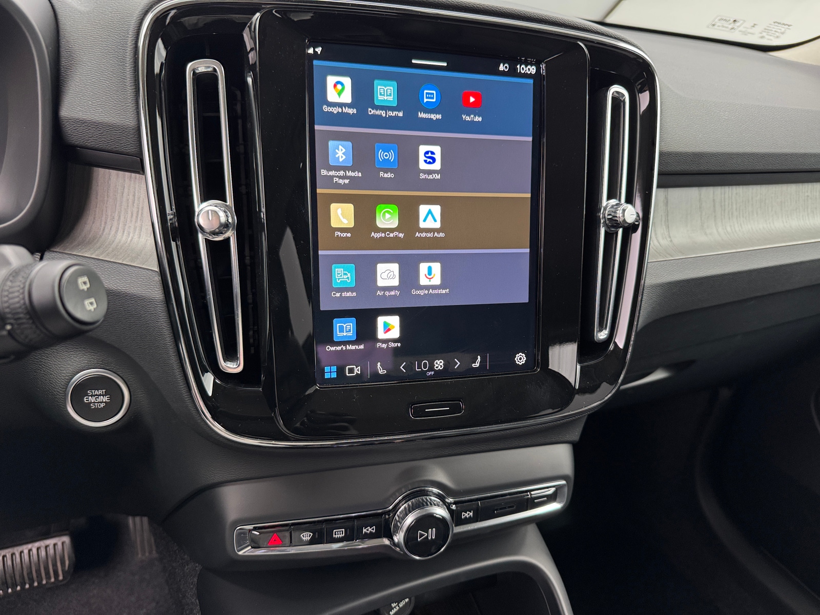 Thumbnail: 2025 Volvo XC40 - 4