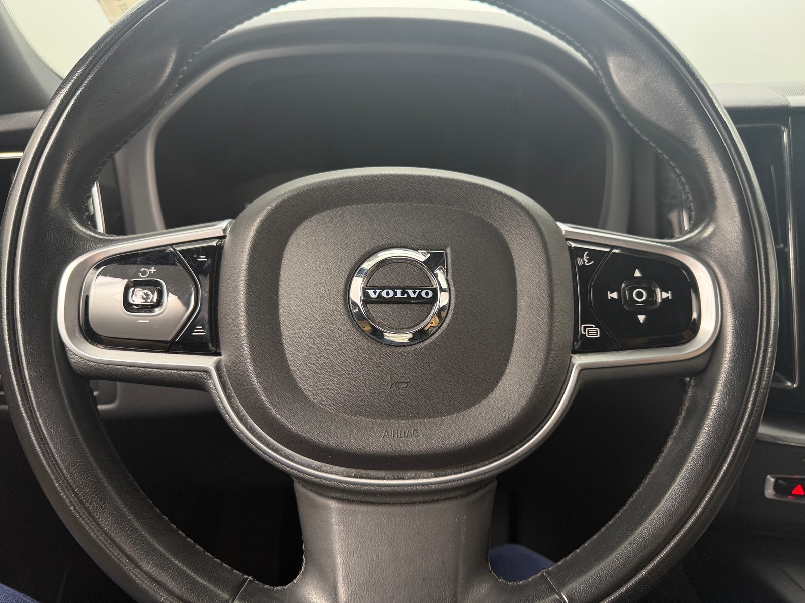 Thumbnail: 2019 Volvo XC60 - 4