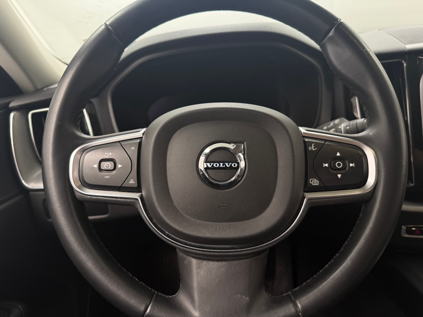 Thumbnail: 2023 Volvo XC60 - 4