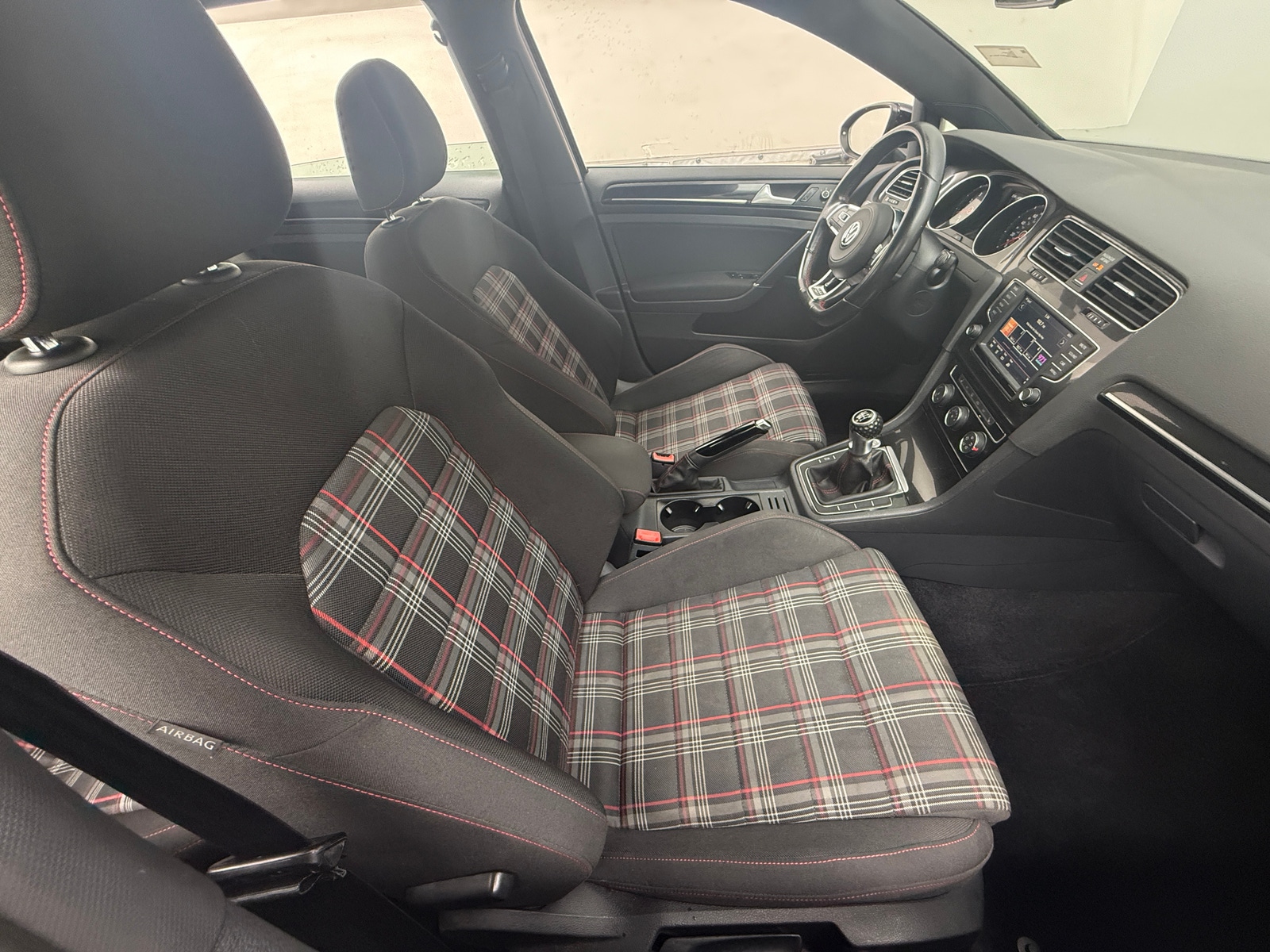 Thumbnail: 2017 Volkswagen Golf - 2