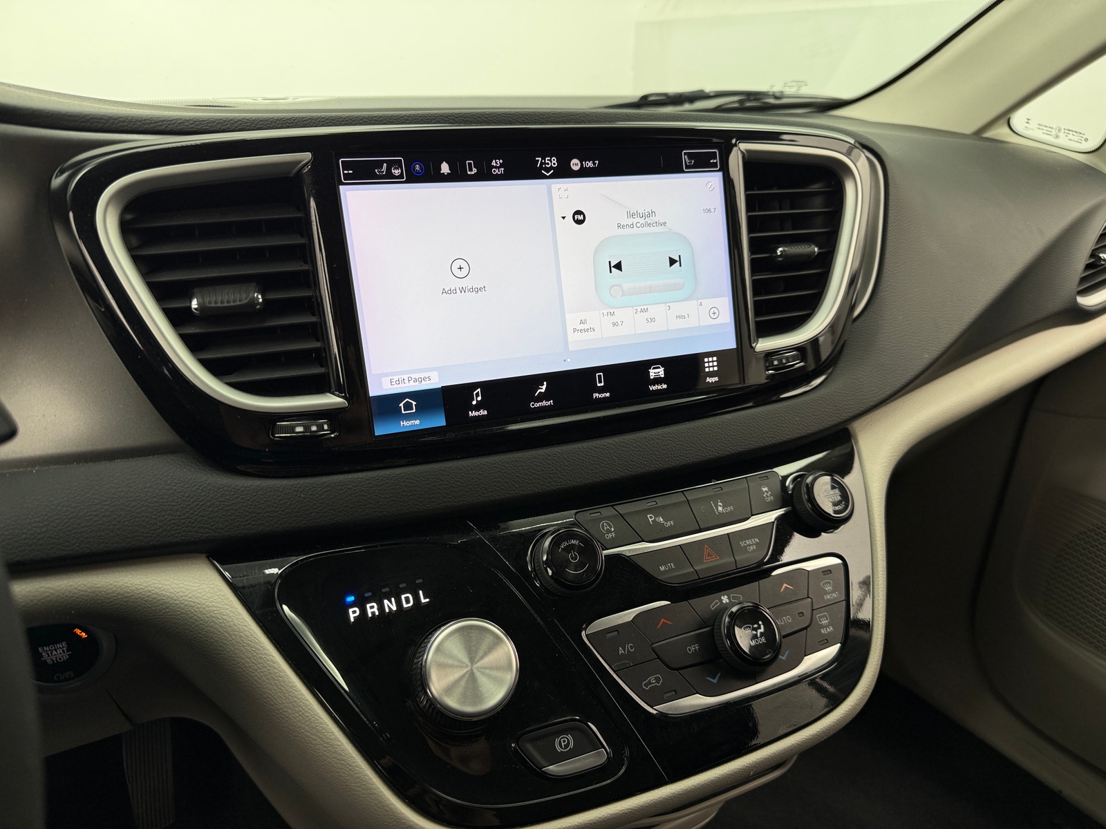 Thumbnail: 2024 Chrysler Pacifica - 3