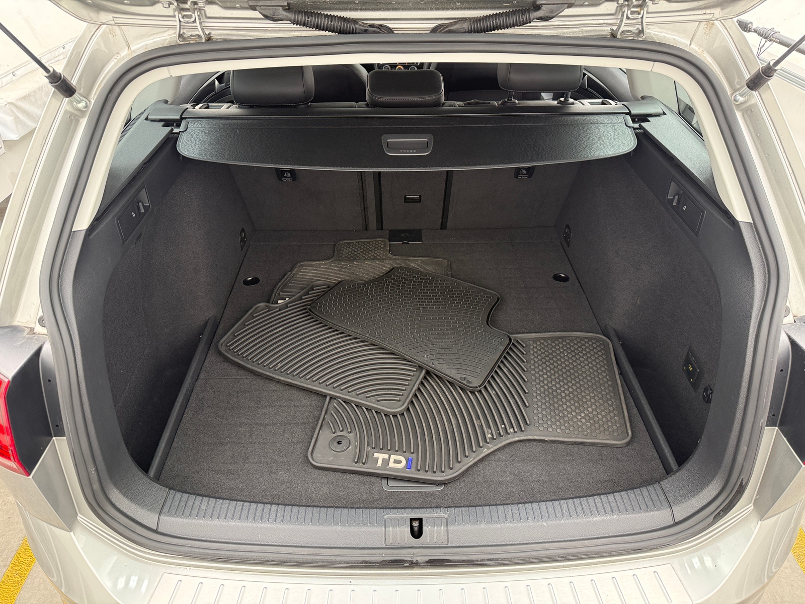 Thumbnail: 2015 Volkswagen e-Golf - 6