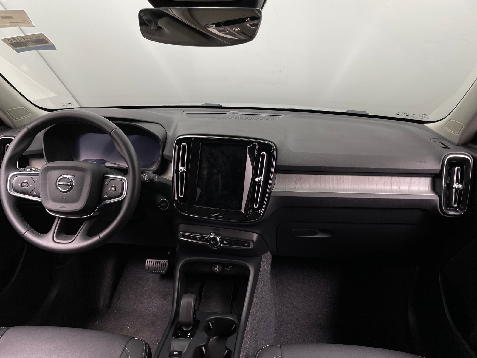 Thumbnail: 2025 Volvo XC40 - 3