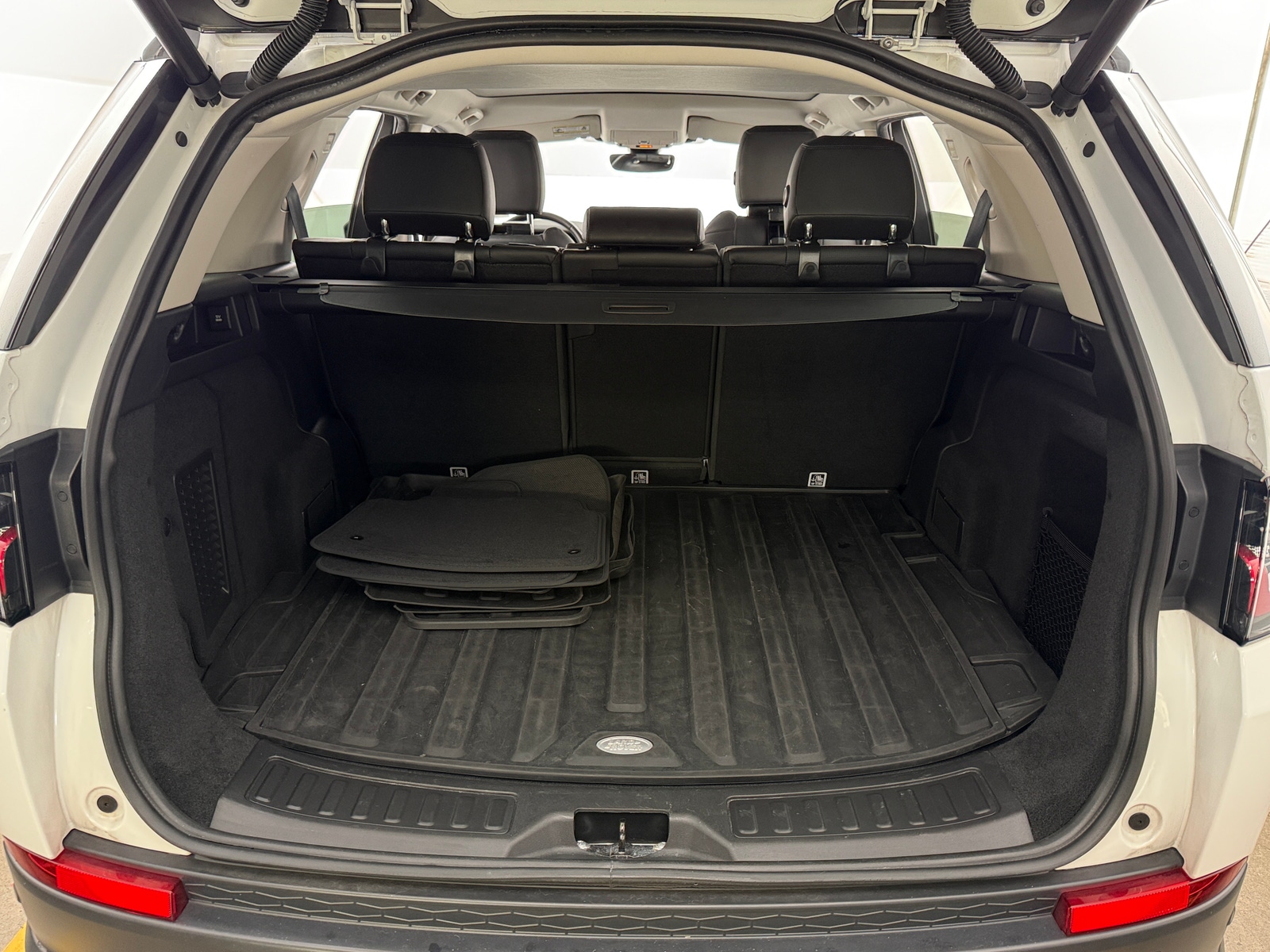 Thumbnail: 2020 Land Rover Discovery Sport - 6