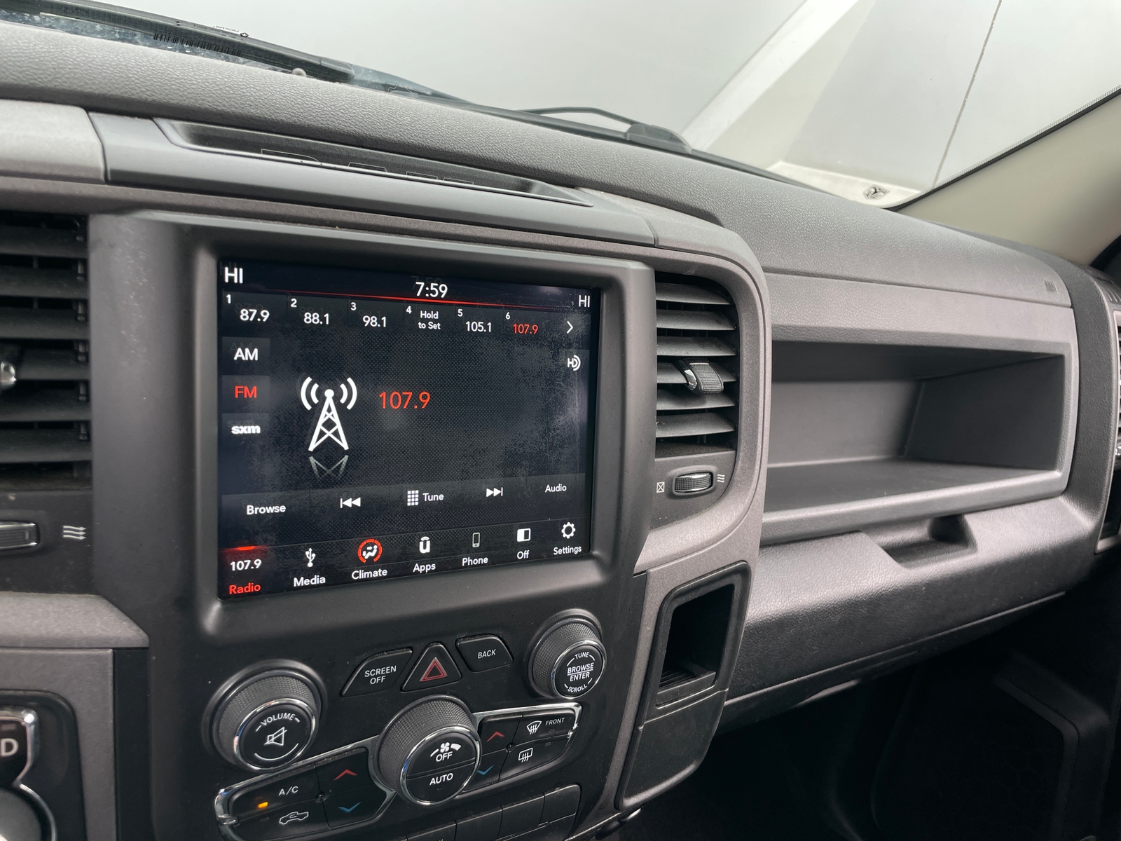 Thumbnail: 2019 RAM 1500 Classic - 3