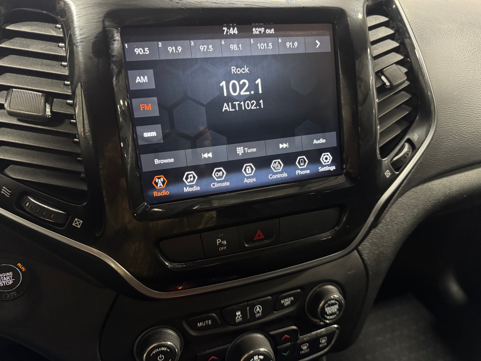 Thumbnail: 2020 Jeep Cherokee - 3