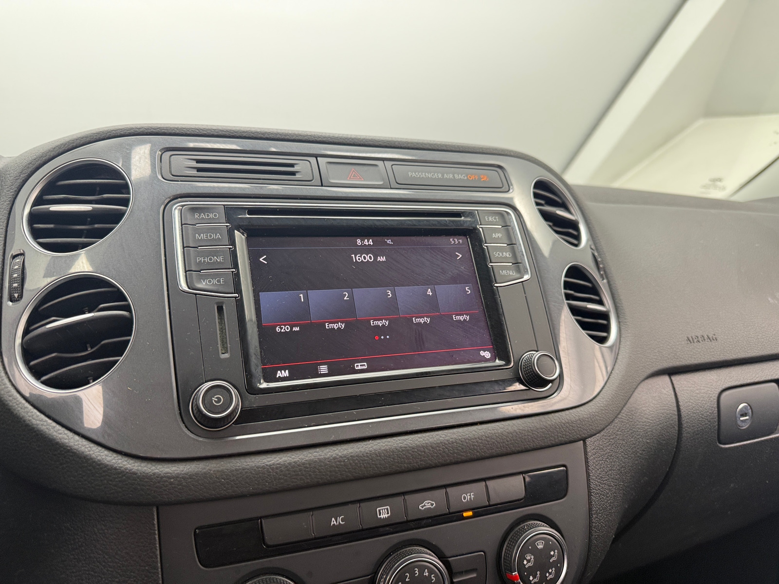 Thumbnail: 2018 Volkswagen Tiguan - 4