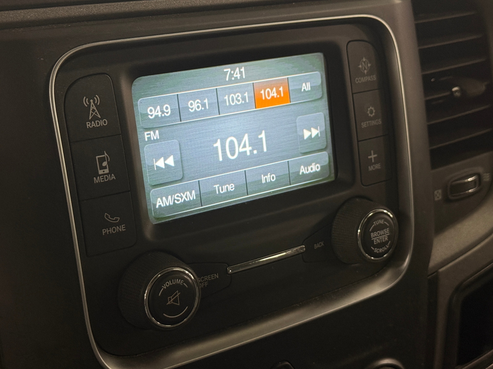 Thumbnail: 2019 RAM 1500 Classic - 4