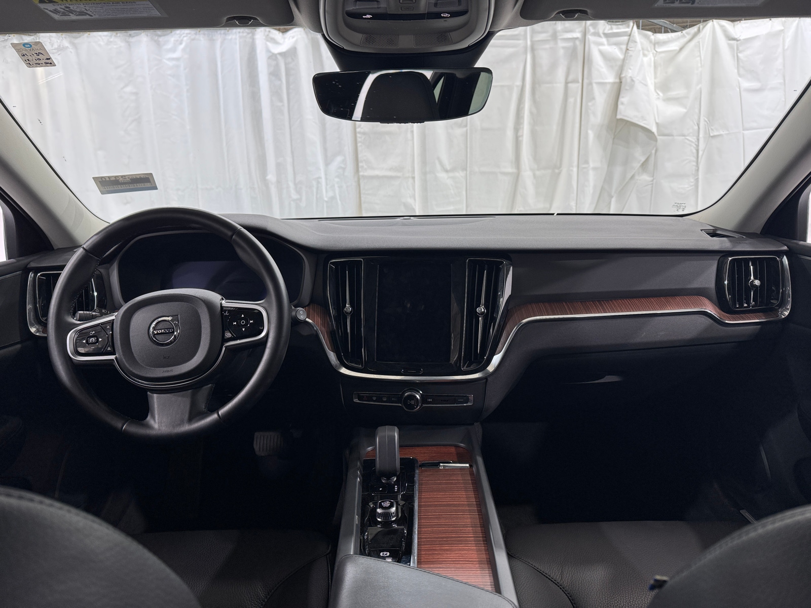 Thumbnail: 2025 Volvo V60 - 2