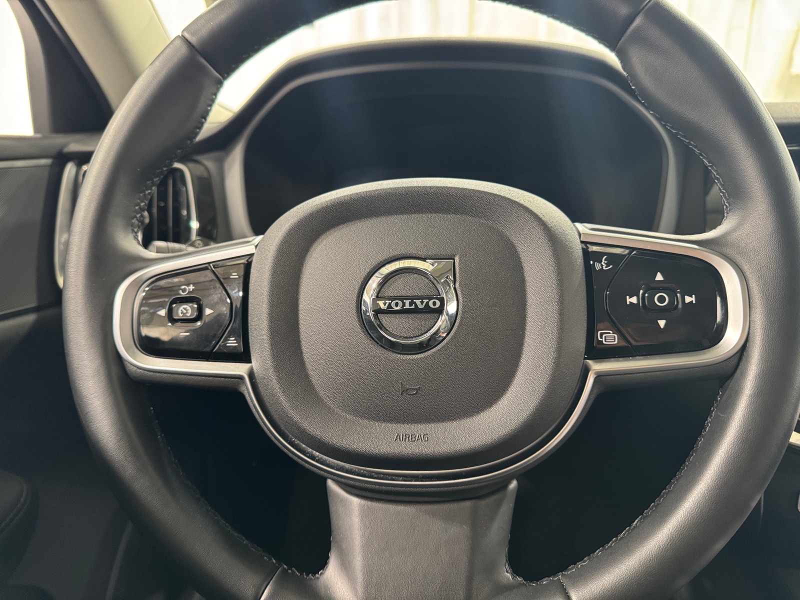 Thumbnail: 2025 Volvo V60 - 4