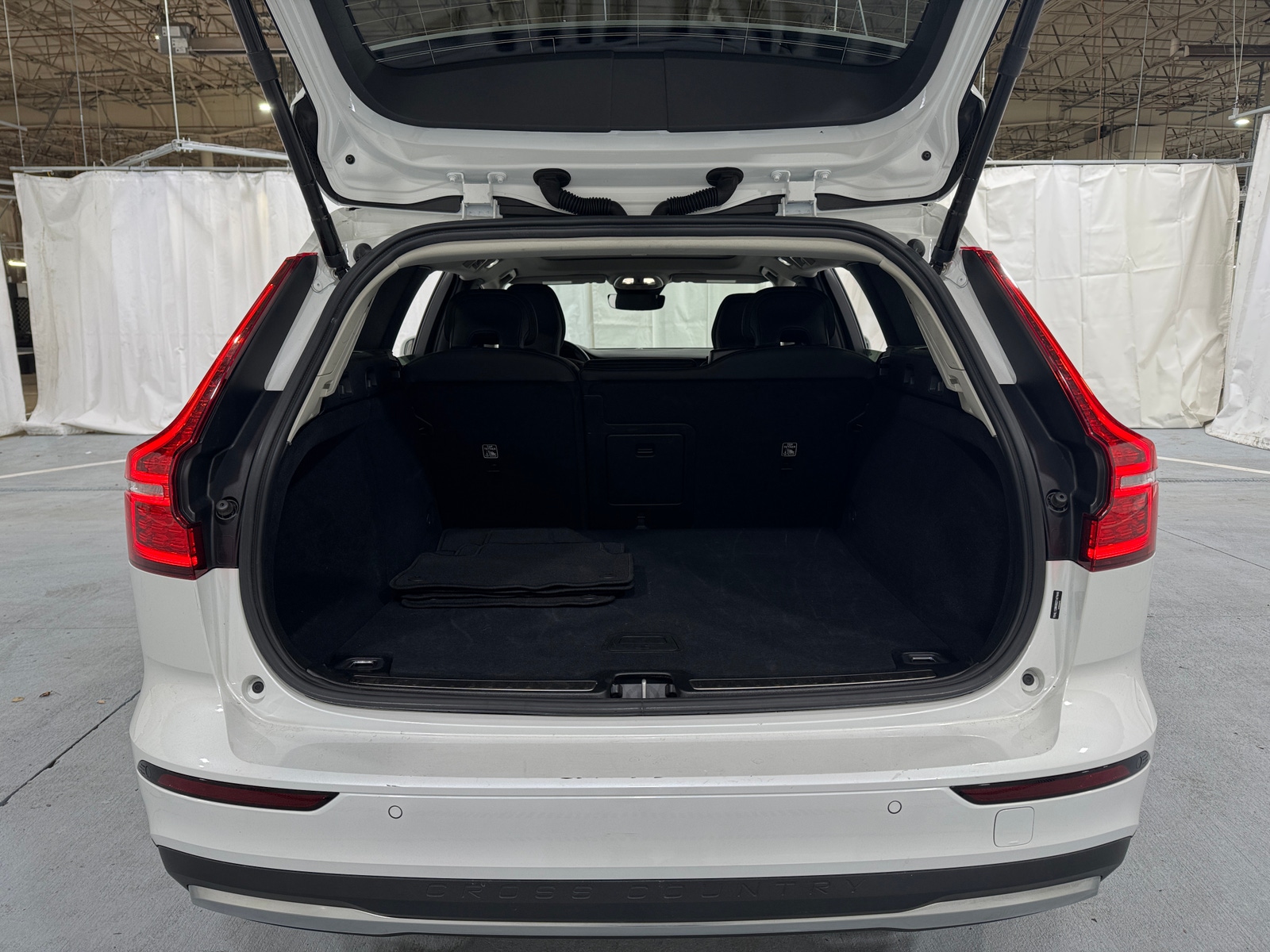 Thumbnail: 2025 Volvo V60 - 6