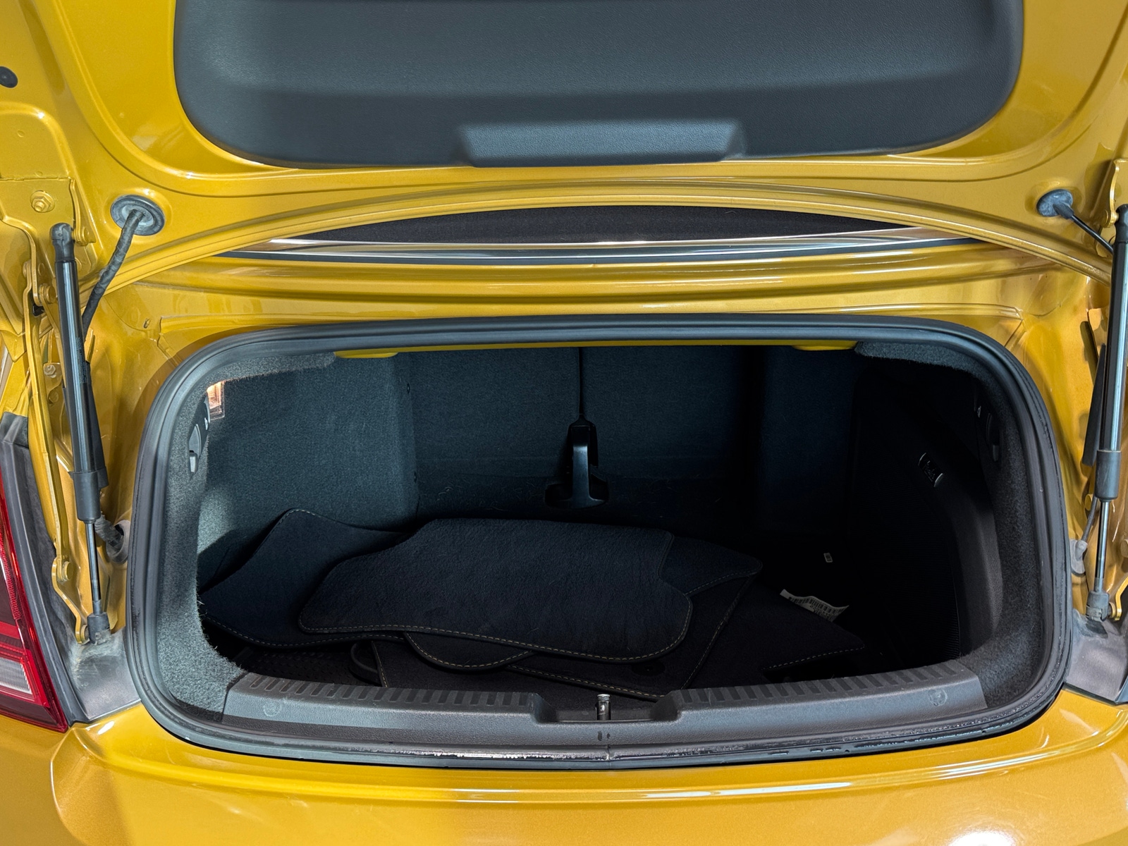 Thumbnail: 2017 Volkswagen Beetle - 7