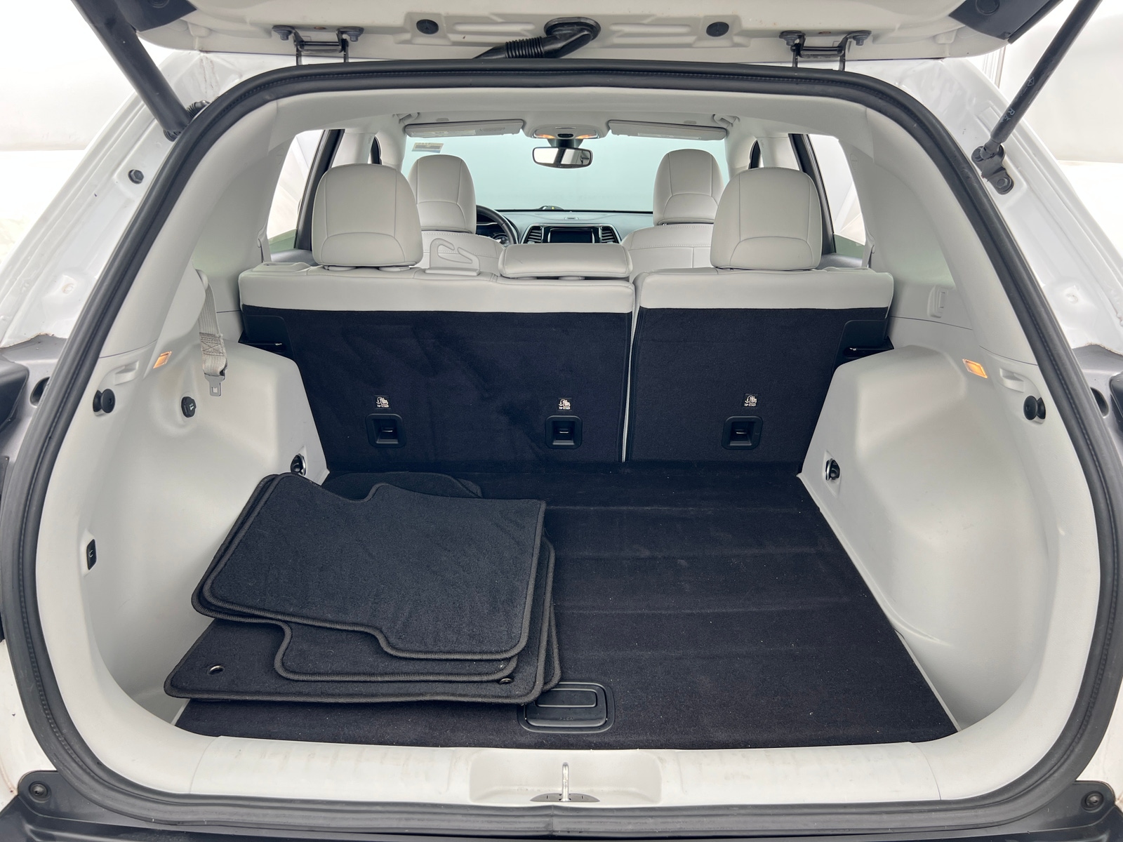 Thumbnail: 2019 Jeep Cherokee - 6