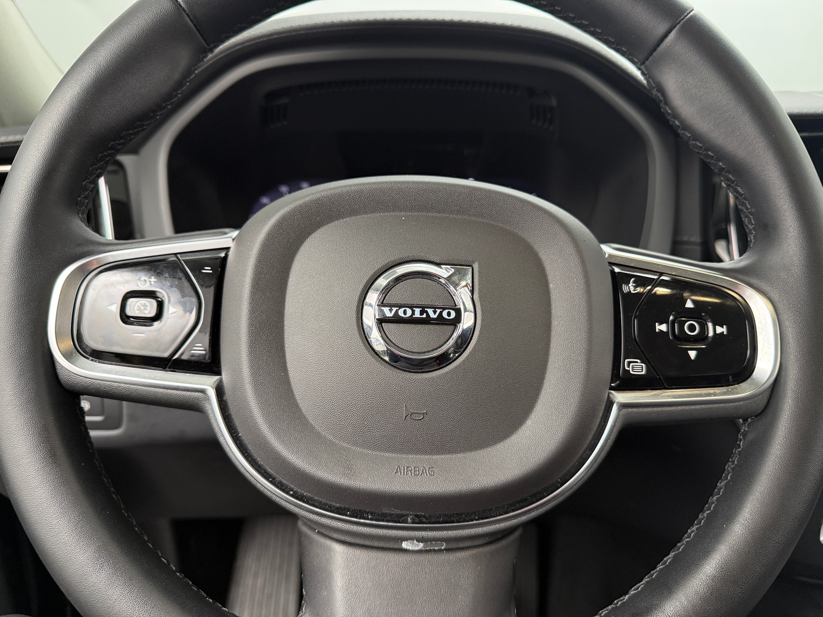 Thumbnail: 2023 Volvo XC60 - 4