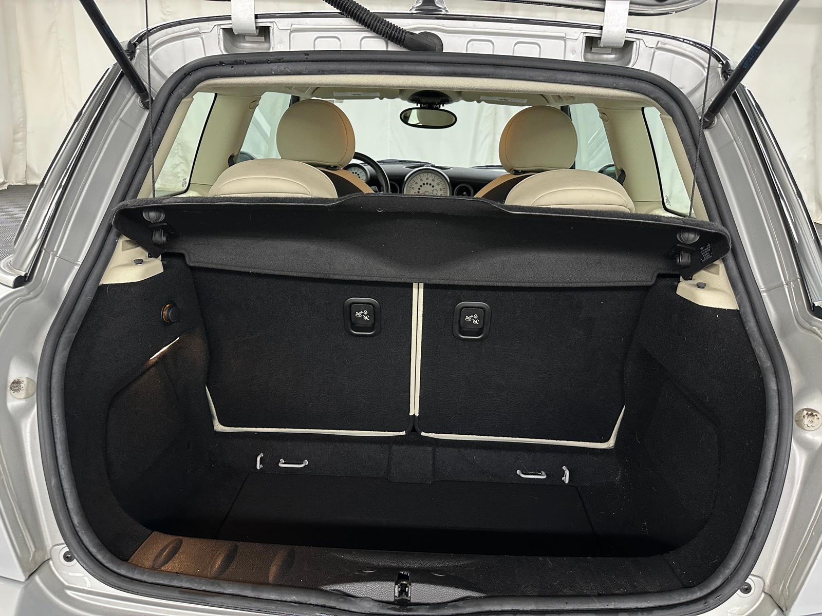 Thumbnail: 2011 MINI Cooper Hardtop - 6