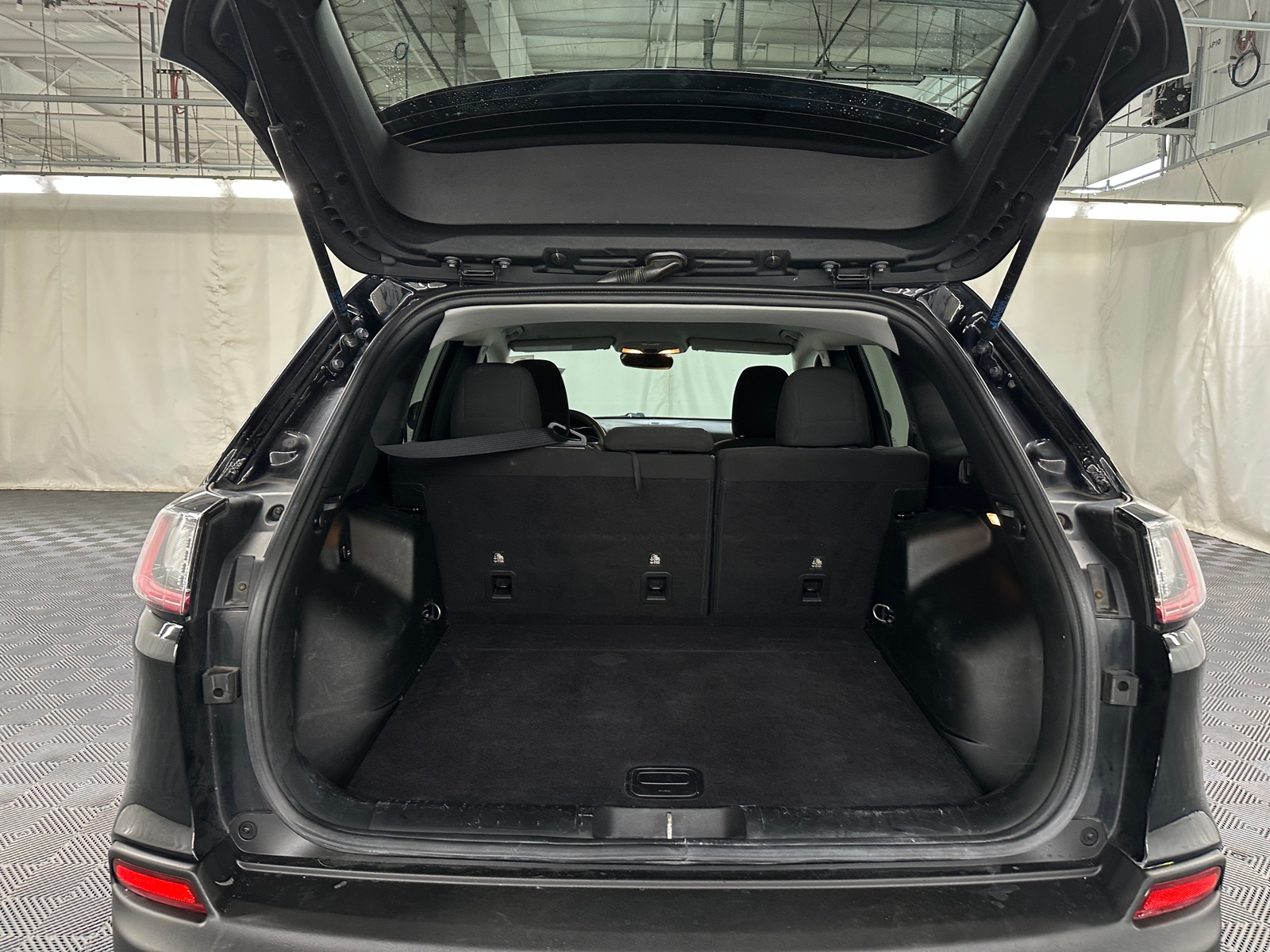 Thumbnail: 2019 Jeep Cherokee - 7